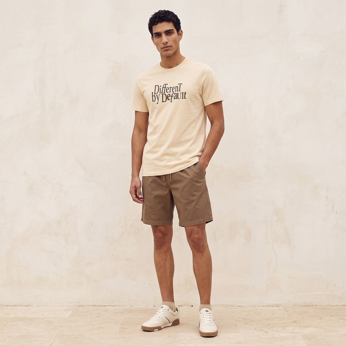 تيشيرت أساسي بقصة ضيقة بياقة مستديرة وأكمام قصيرة بطبعة شعار من سبلاش-men-clothing-tshirtsandpolos-tshirts-image-2