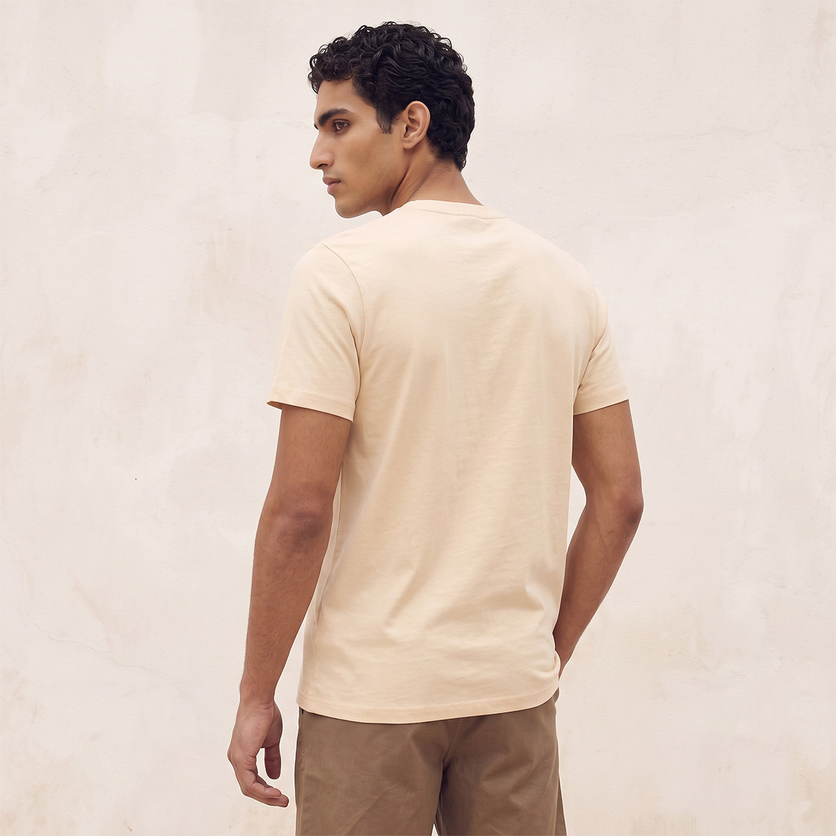 تيشيرت أساسي بقصة ضيقة بياقة مستديرة وأكمام قصيرة بطبعة شعار من سبلاش-men-clothing-tshirtsandpolos-tshirts-image-3