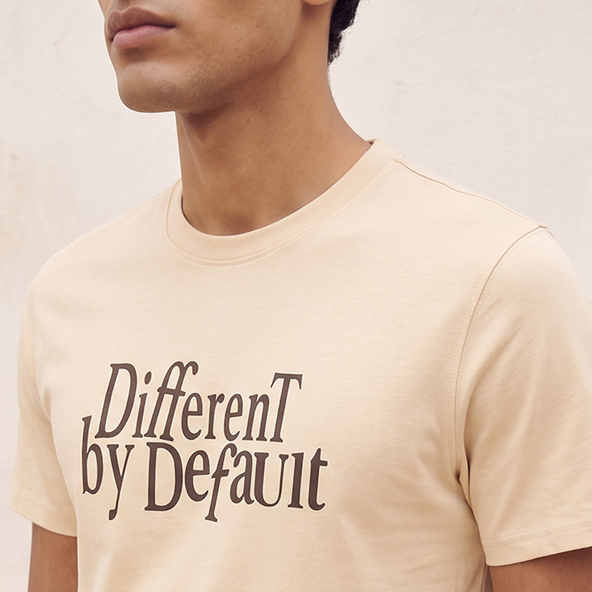 تيشيرت أساسي بقصة ضيقة بياقة مستديرة وأكمام قصيرة بطبعة شعار من سبلاش-men-clothing-tshirtsandpolos-tshirts-image-4
