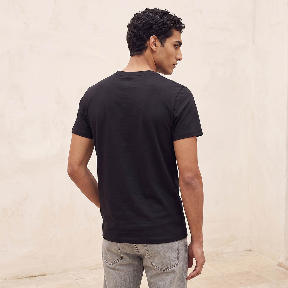تيشيرت أساسي بقصة ضيقة بياقة مستديرة وأكمام قصيرة بطبعة فيرنازا من سبلاش-men-clothing-tshirtsandpolos-tshirts-image-3