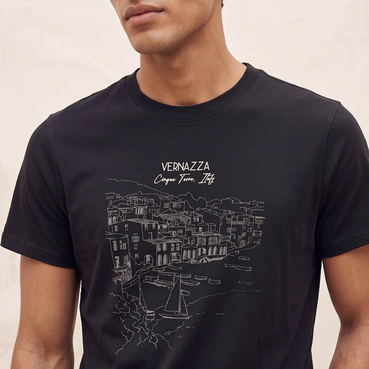 تيشيرت أساسي بقصة ضيقة بياقة مستديرة وأكمام قصيرة بطبعة فيرنازا من سبلاش-men-clothing-tshirtsandpolos-tshirts-image-4