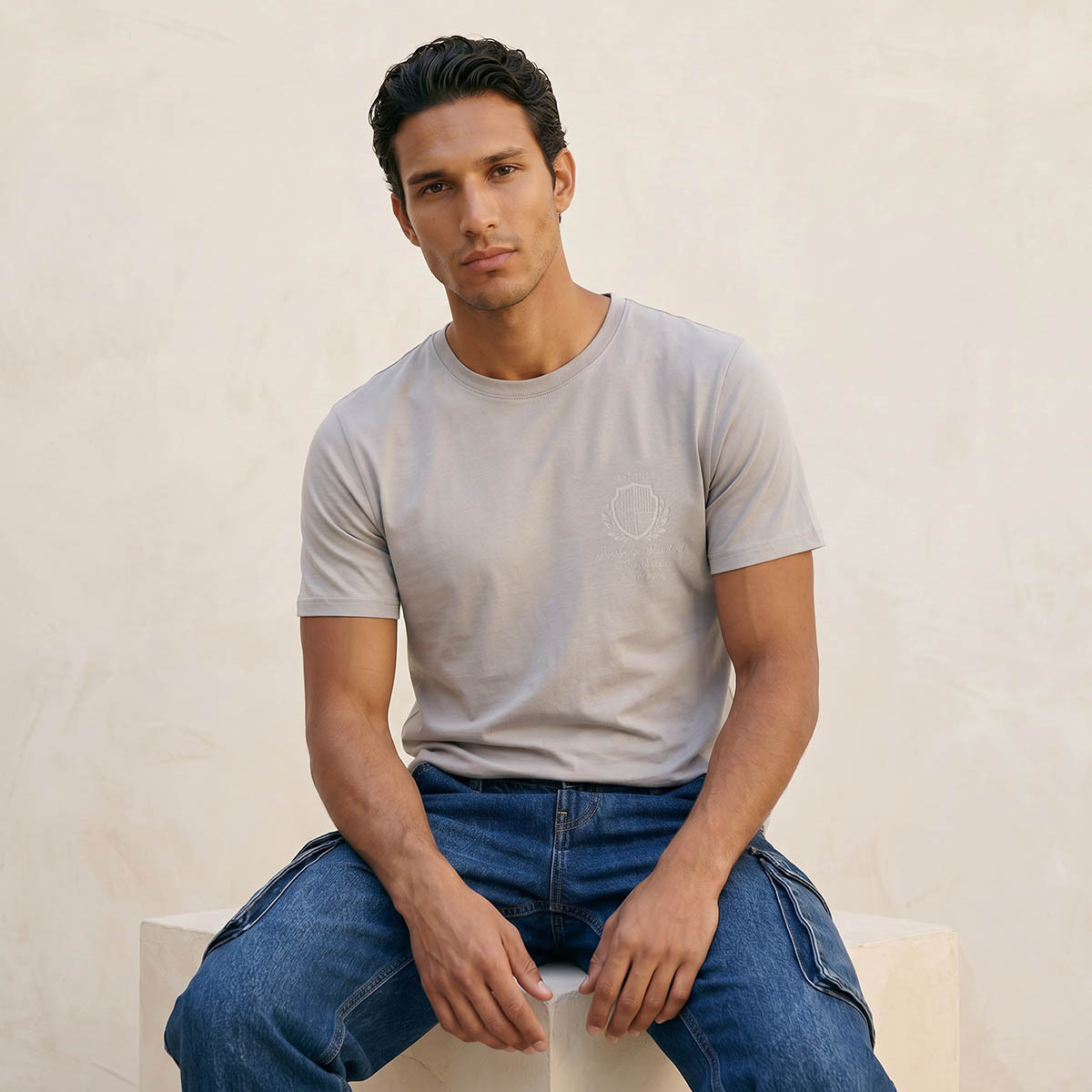 تيشيرت بقصة ضيقة وياقة ضيقة وطبعات من أساسيات سبلاش-men-clothing-tshirtsandpolos-tshirts-image-1