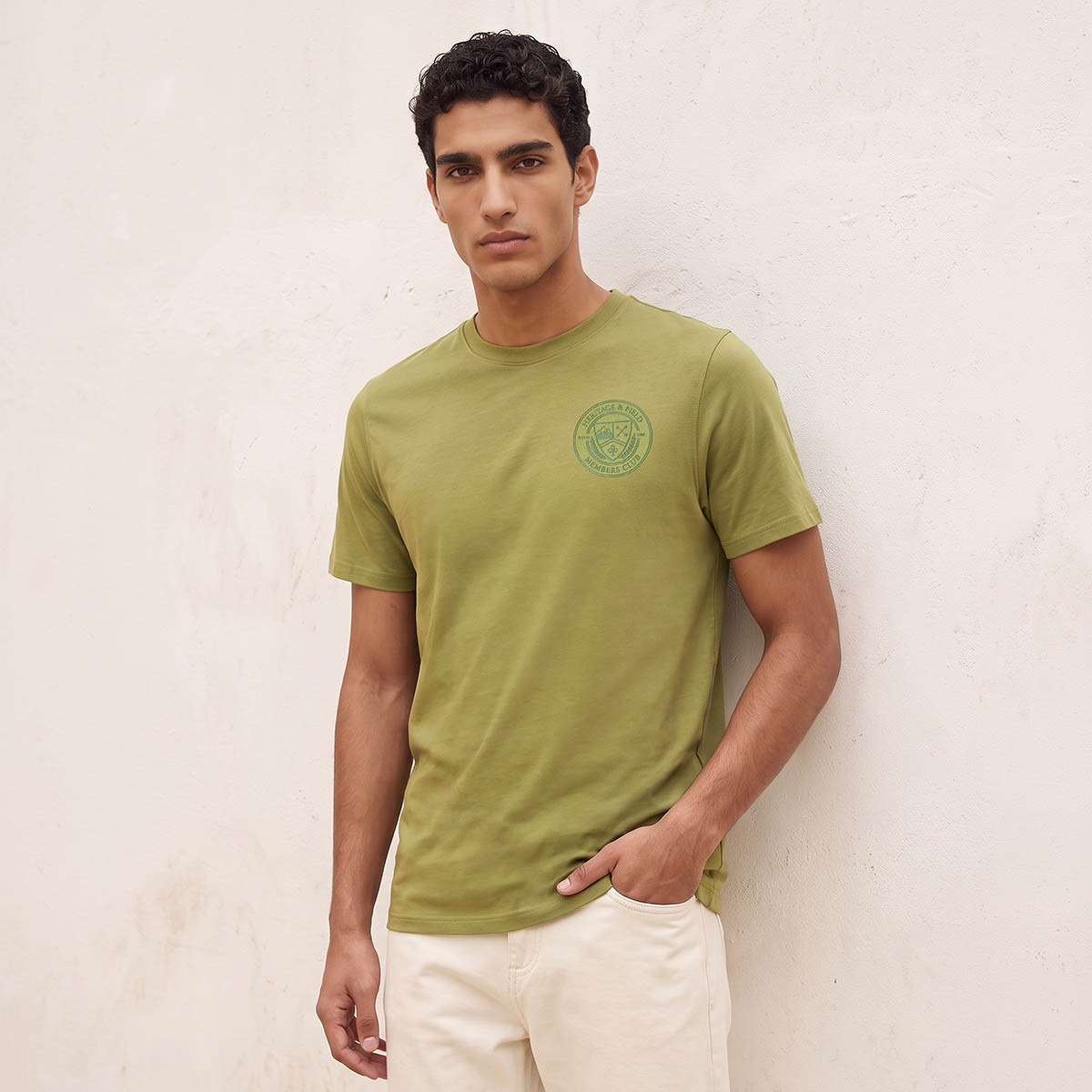 تيشيرت برقبة ضيقة وأكمام قصيرة وقصة سليم وطبعة شارة من سبلاش بيزك-men-clothing-tshirtsandpolos-tshirts-image-1