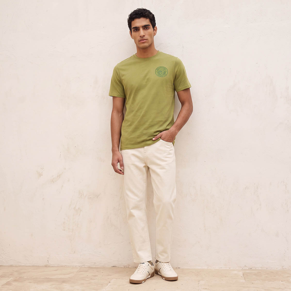 تيشيرت برقبة ضيقة وأكمام قصيرة وقصة سليم وطبعة شارة من سبلاش بيزك-men-clothing-tshirtsandpolos-tshirts-image-2
