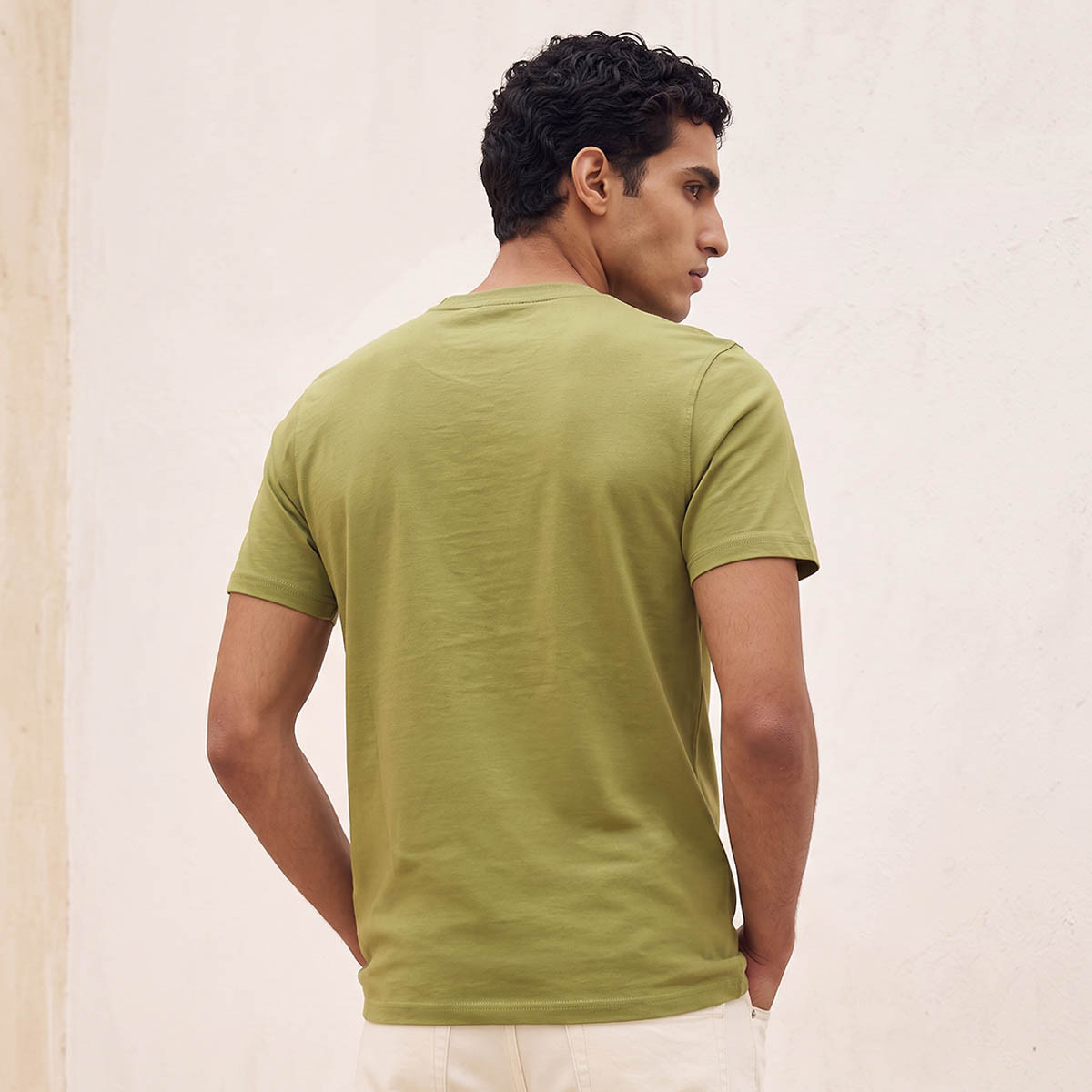 تيشيرت برقبة ضيقة وأكمام قصيرة وقصة سليم وطبعة شارة من سبلاش بيزك-men-clothing-tshirtsandpolos-tshirts-image-3