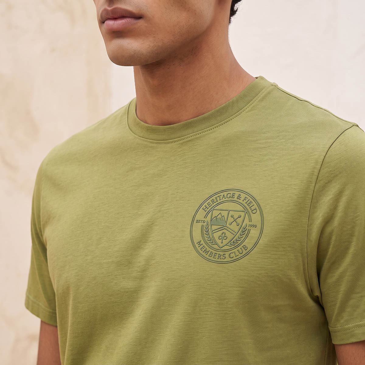 تيشيرت برقبة ضيقة وأكمام قصيرة وقصة سليم وطبعة شارة من سبلاش بيزك-men-clothing-tshirtsandpolos-tshirts-image-4