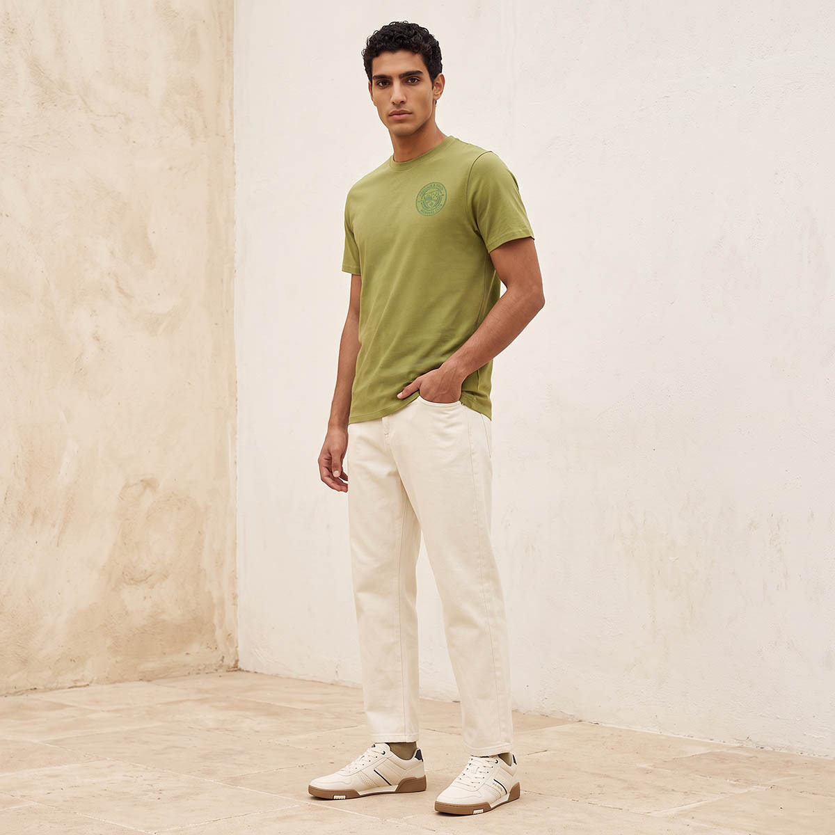 تيشيرت برقبة ضيقة وأكمام قصيرة وقصة سليم وطبعة شارة من سبلاش بيزك-men-clothing-tshirtsandpolos-tshirts-image-5