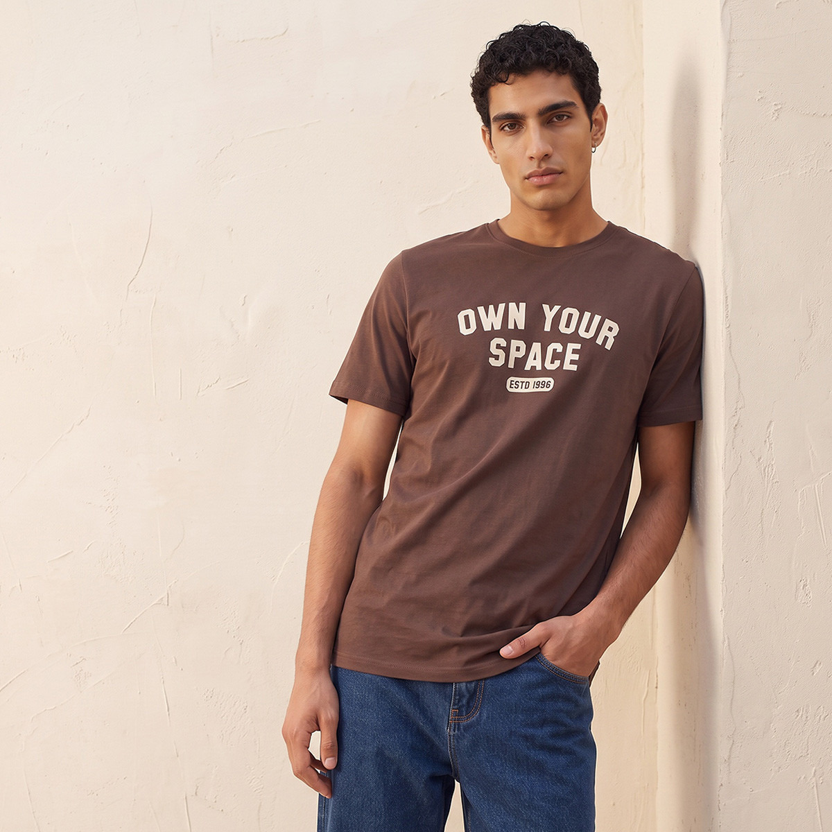 تيشيرت قطن بقصة مستقيمة وياقة دائرية وطبعات من سبلاش-men-clothing-tshirtsandpolos-tshirts-image-1