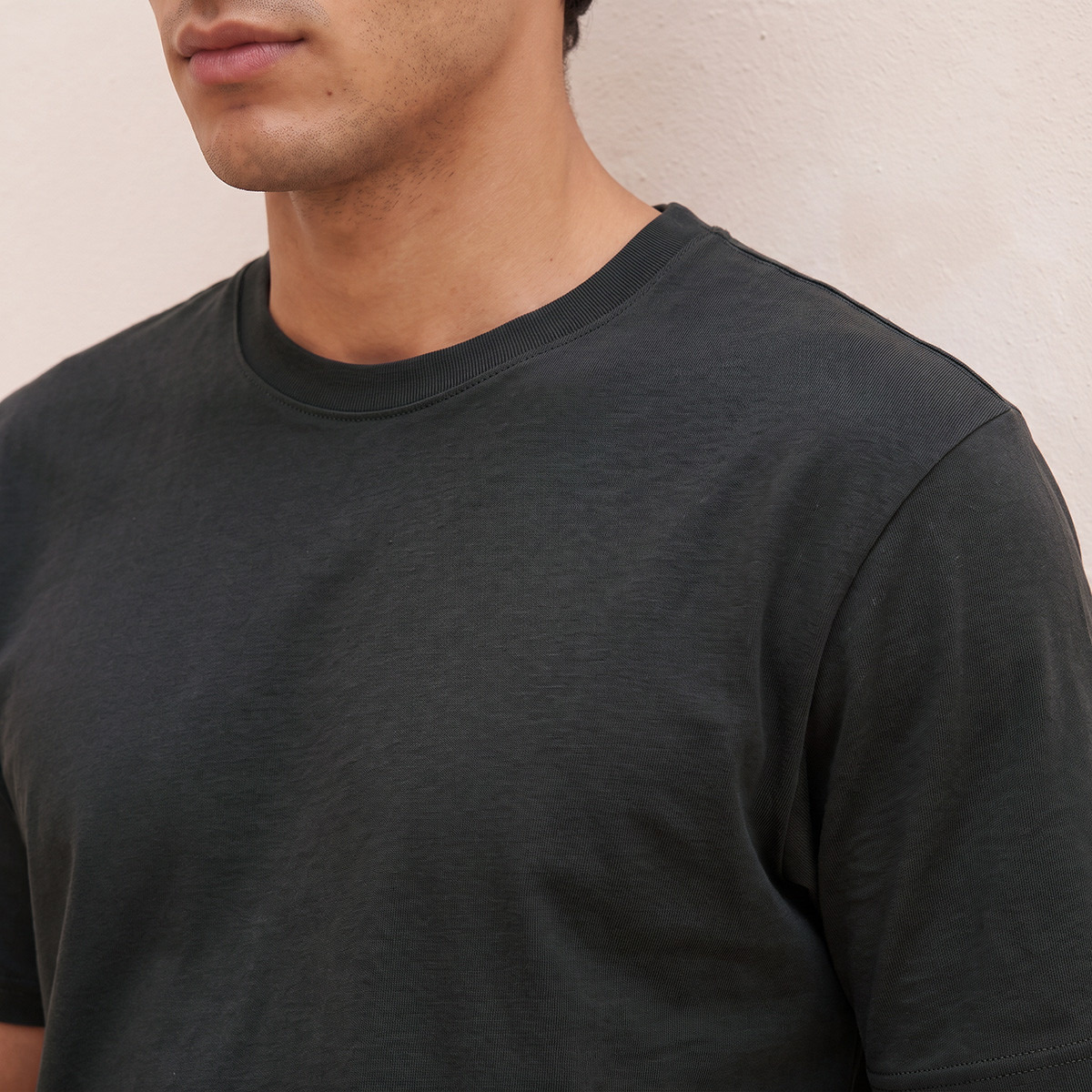 تيشيرت بقصة مريحة وياقة ضيقة من سبلاش بيزكس-men-clothing-tshirtsandpolos-tshirts-image-4