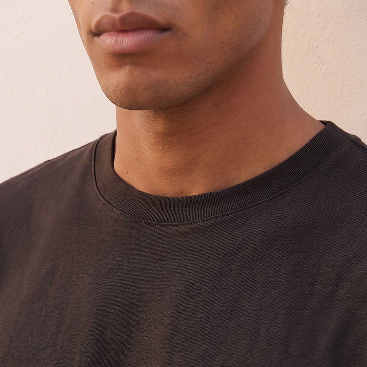 تيشيرت بقصة مريحة وياقة ضيقة من سبلاش بيزكس-men-clothing-tshirtsandpolos-tshirts-image-6