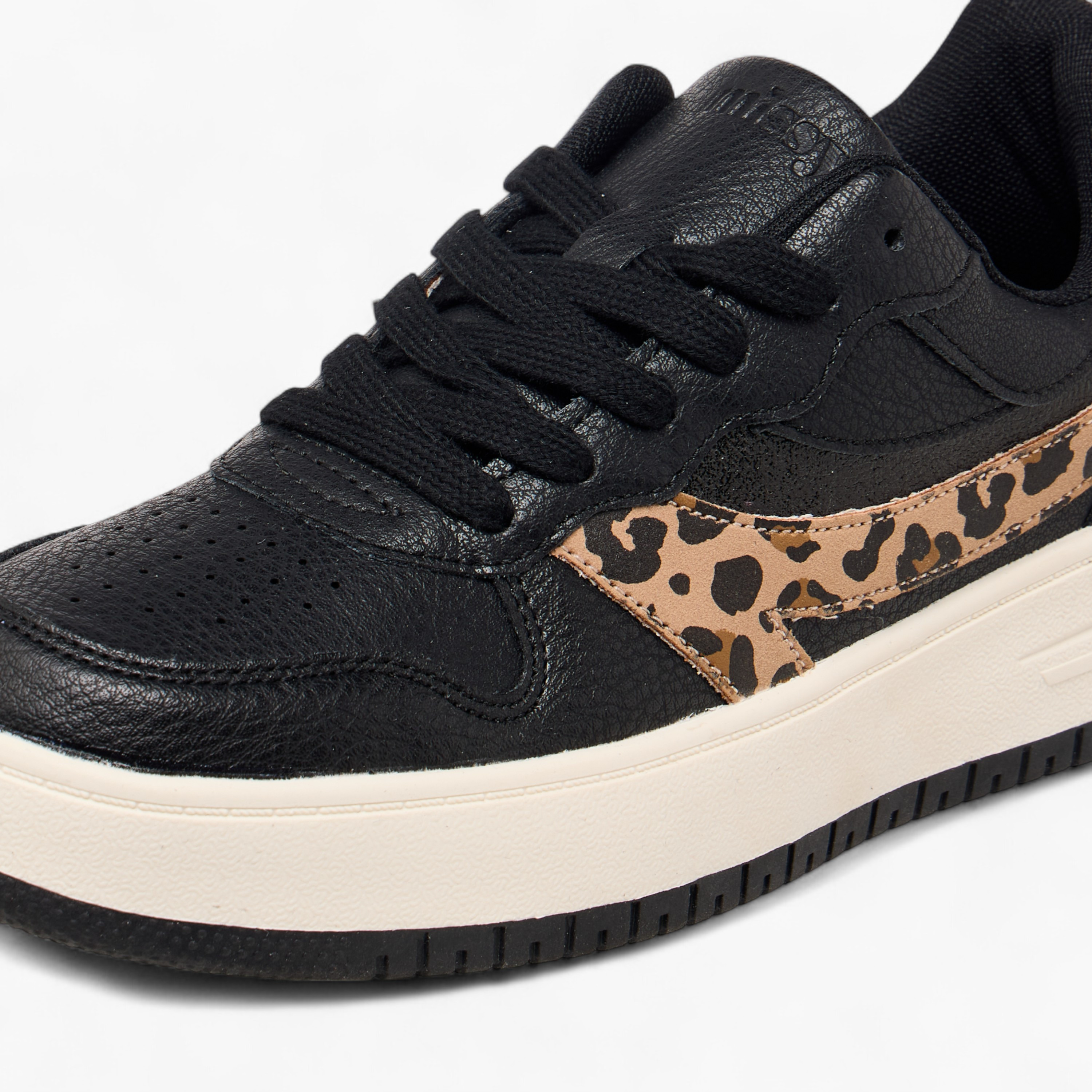 حذاء سنيكرز برباط إغلاق وطبعات من ميسي-women-shoes-sneakers-image-4