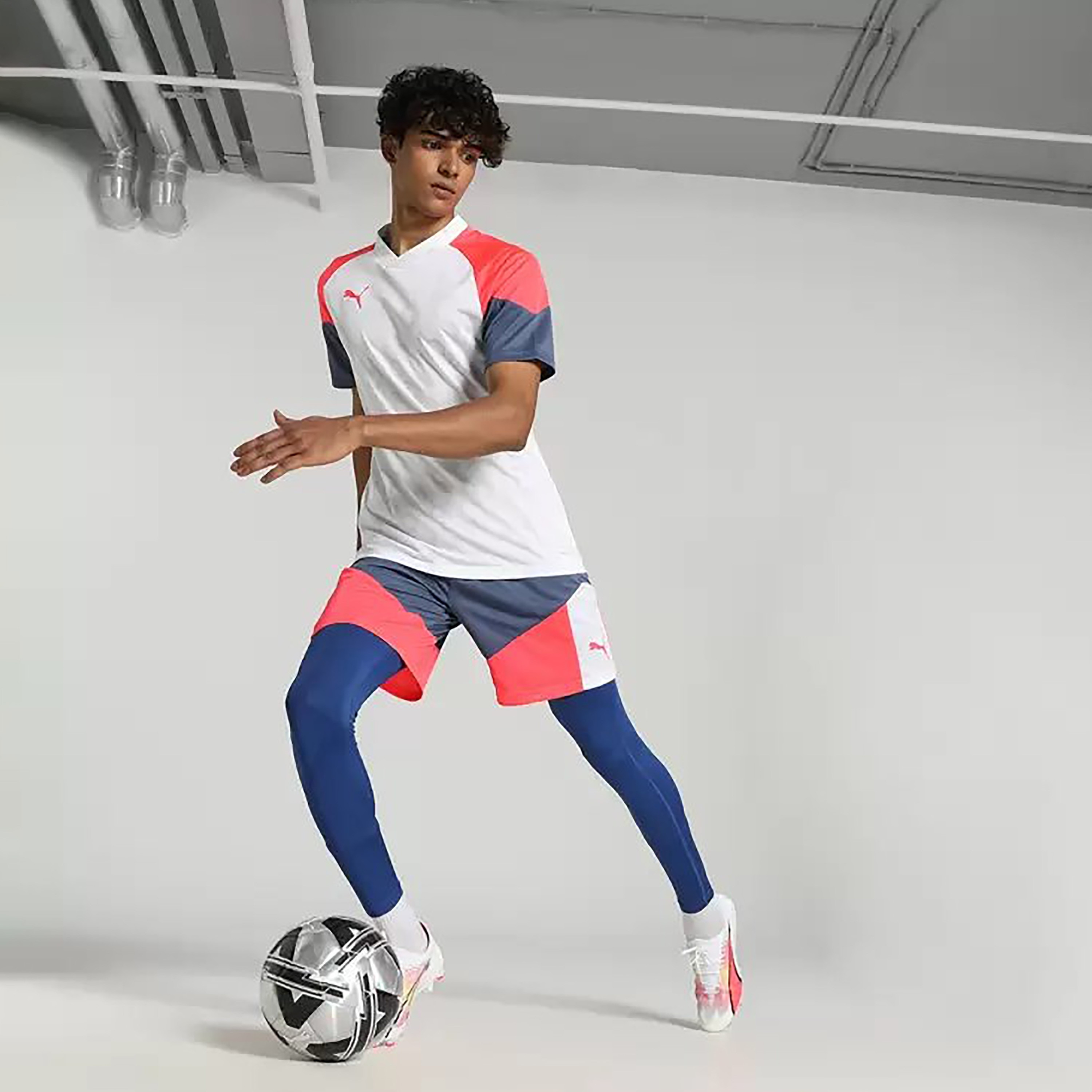 تي شيرت كرة القدم للرجال من بوما اندويجوال كاب | 658481-men-clothing-sportswearandactivewear-tshirtsandpolos-image-2