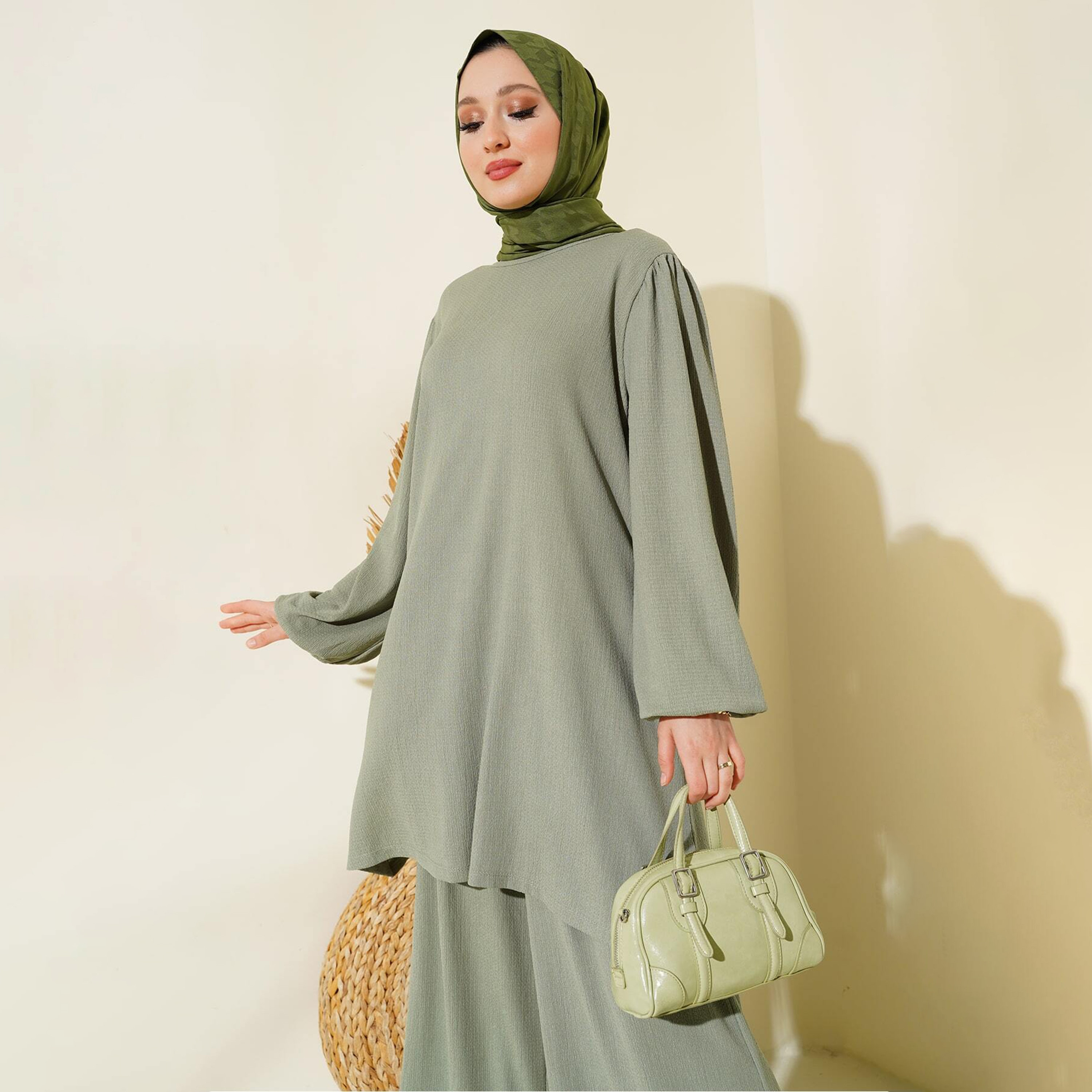 طقم نسائي بقميص تونيك بأكمام بالون منسوجة وبنطلون مع حجاب من بيجدارت-women-clothing-coordsets-image-2