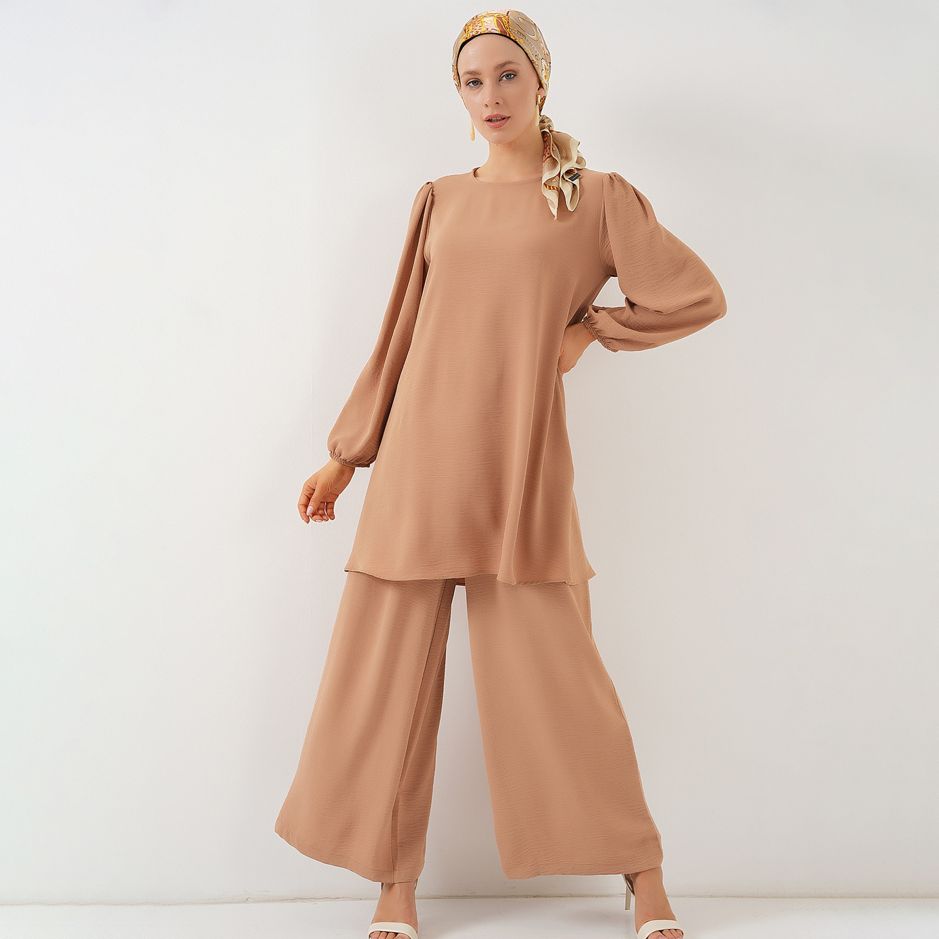 طقم نسائي بقميص تونيك بأكمام بالون منسوجة وبنطلون مع حجاب من بيجدارت-women-clothing-coordsets-image-1
