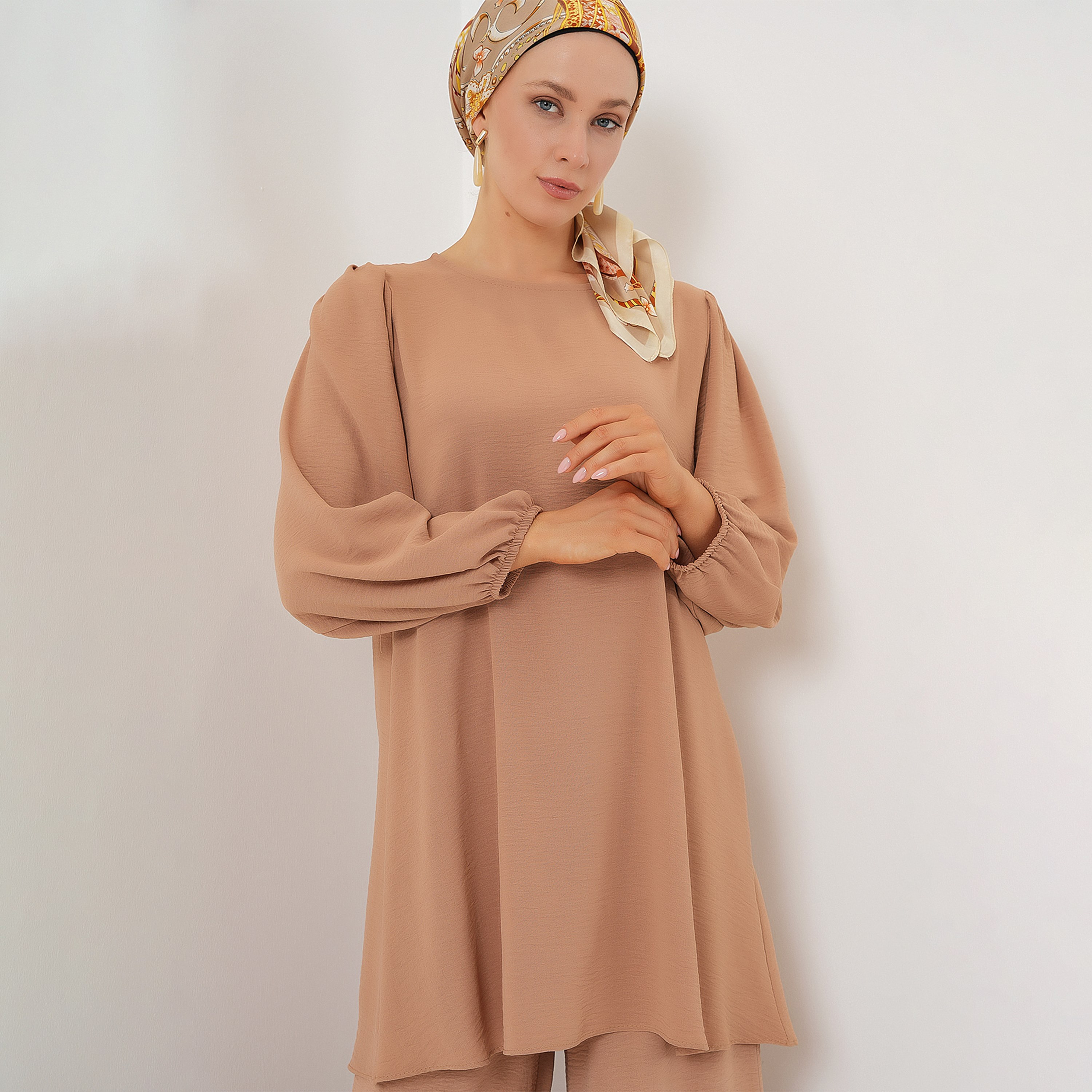 طقم نسائي بقميص تونيك بأكمام بالون منسوجة وبنطلون مع حجاب من بيجدارت-women-clothing-coordsets-image-2