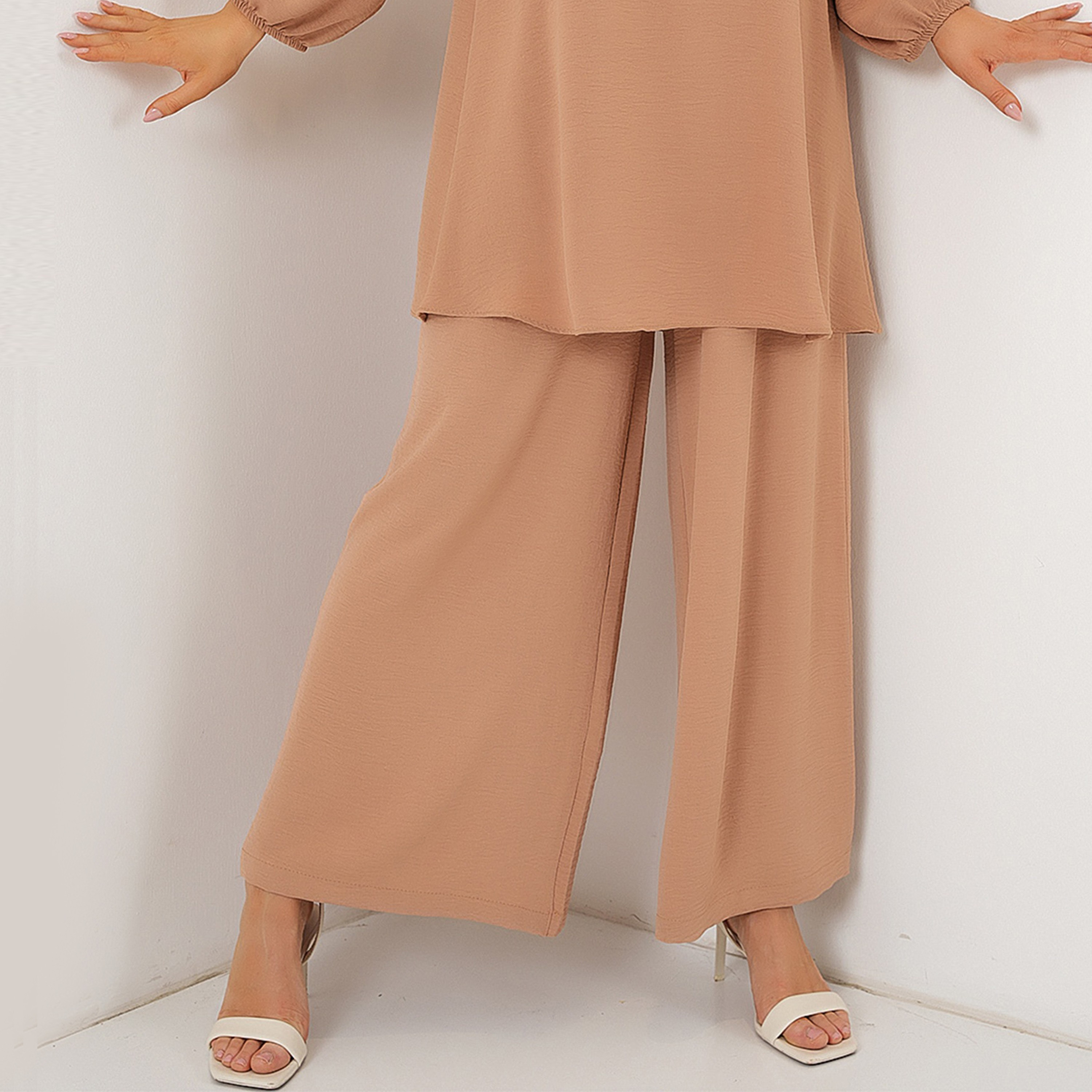 طقم نسائي بقميص تونيك بأكمام بالون منسوجة وبنطلون مع حجاب من بيجدارت-women-clothing-coordsets-image-3