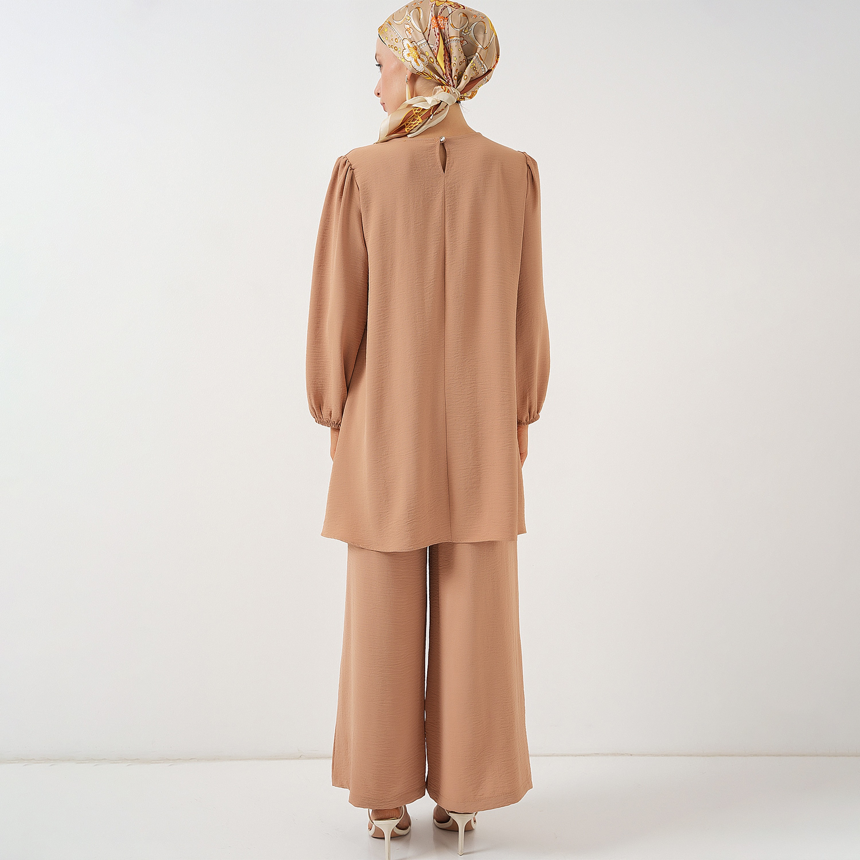 طقم نسائي بقميص تونيك بأكمام بالون منسوجة وبنطلون مع حجاب من بيجدارت-women-clothing-coordsets-image-4