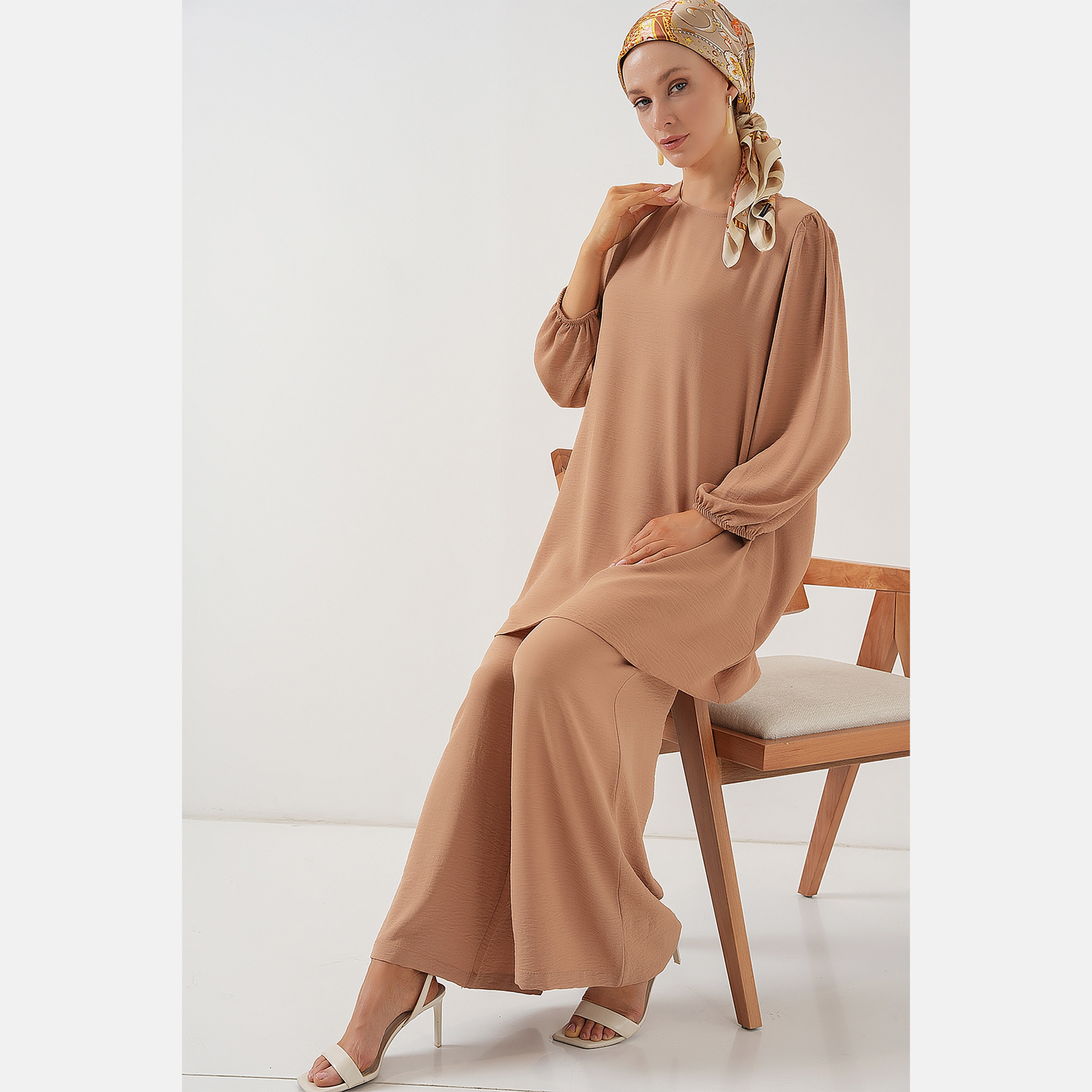 طقم نسائي بقميص تونيك بأكمام بالون منسوجة وبنطلون مع حجاب من بيجدارت-women-clothing-coordsets-image-5