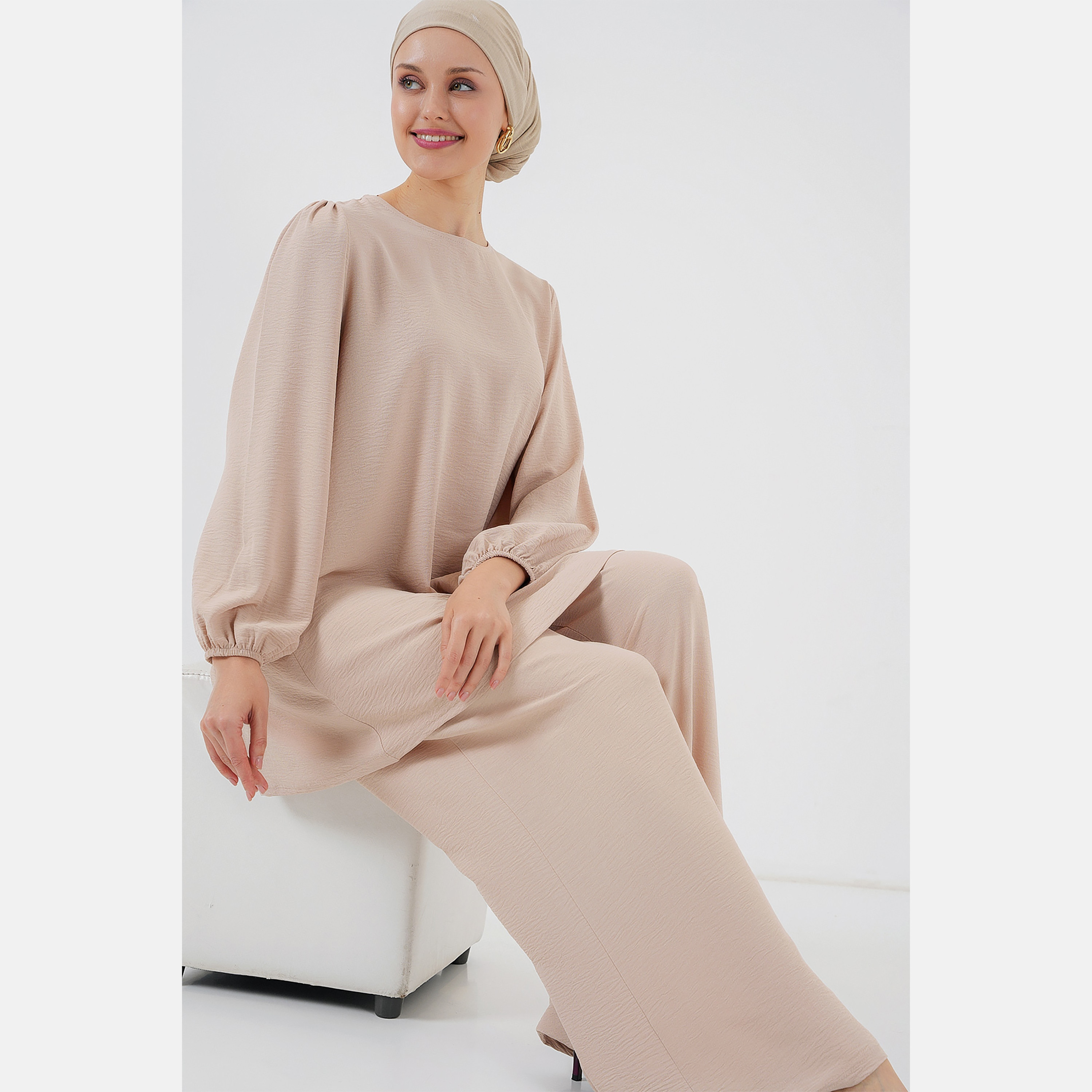 طقم نسائي بقميص تونيك بأكمام بالون منسوجة وبنطلون مع حجاب من بيجدارت-women-clothing-coordsets-image-10