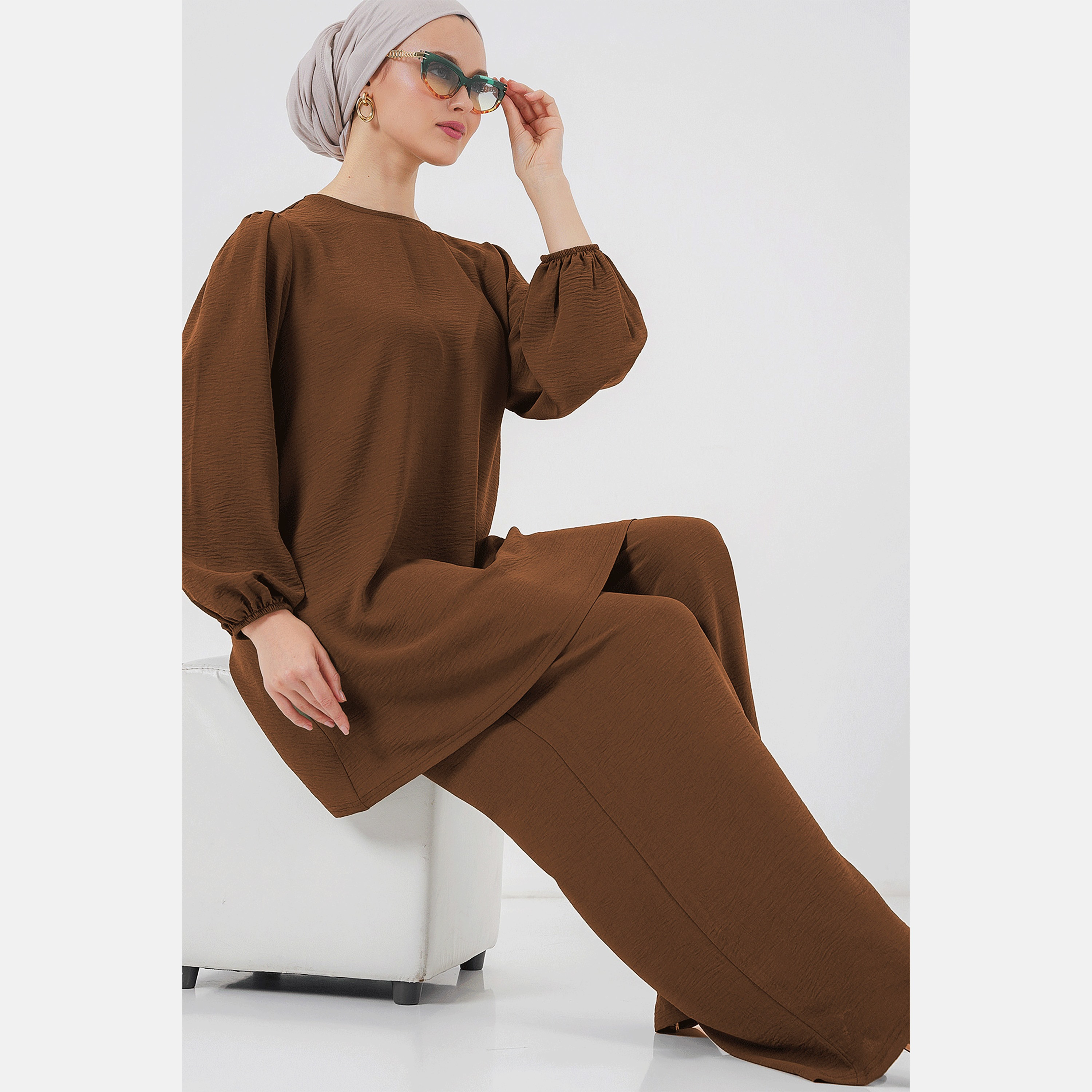 طقم نسائي بقميص تونيك بأكمام بالون منسوجة وبنطلون مع حجاب من بيجدارت-women-clothing-coordsets-image-15