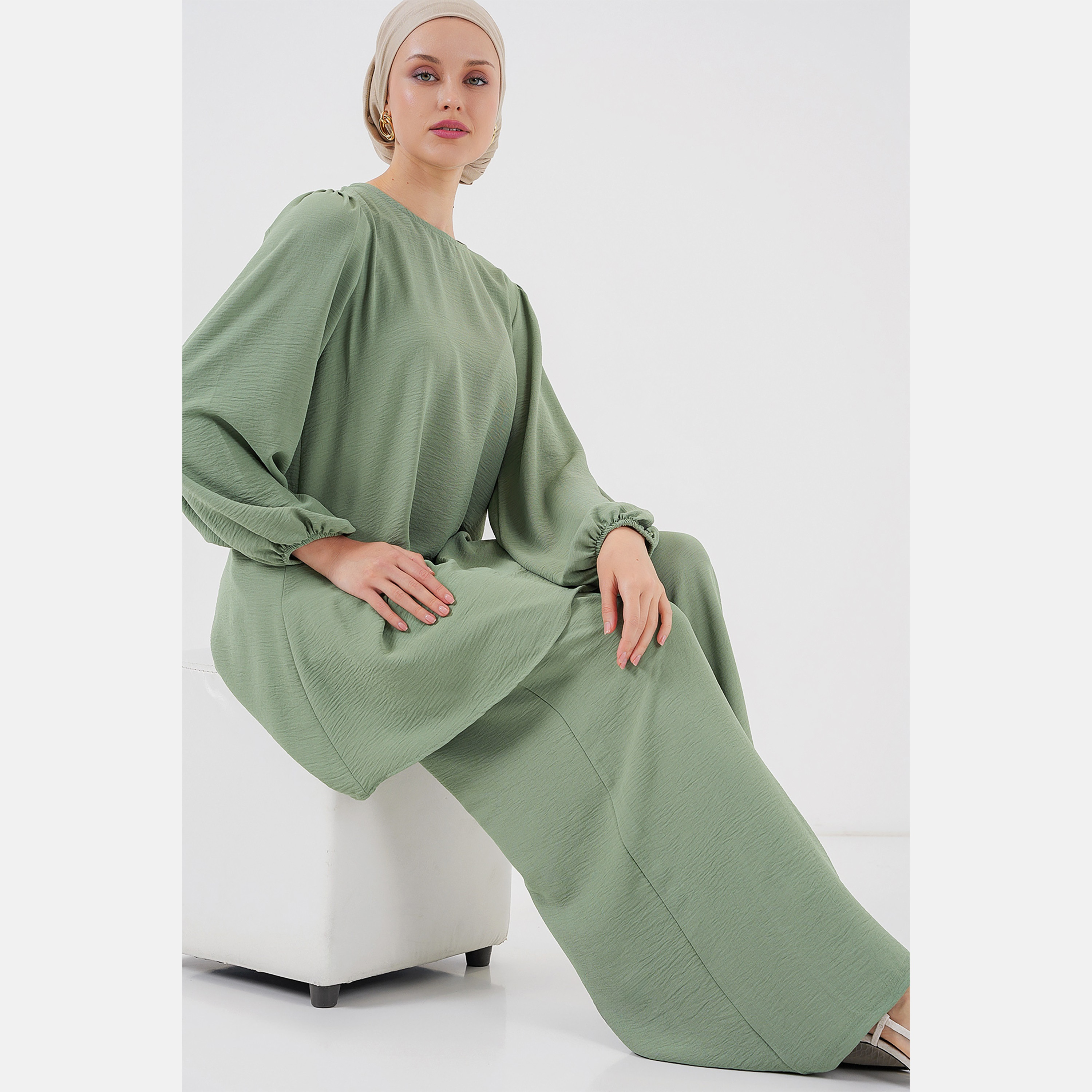 طقم نسائي بقميص تونيك بأكمام بالون منسوجة وبنطلون مع حجاب من بيجدارت-women-clothing-coordsets-image-21