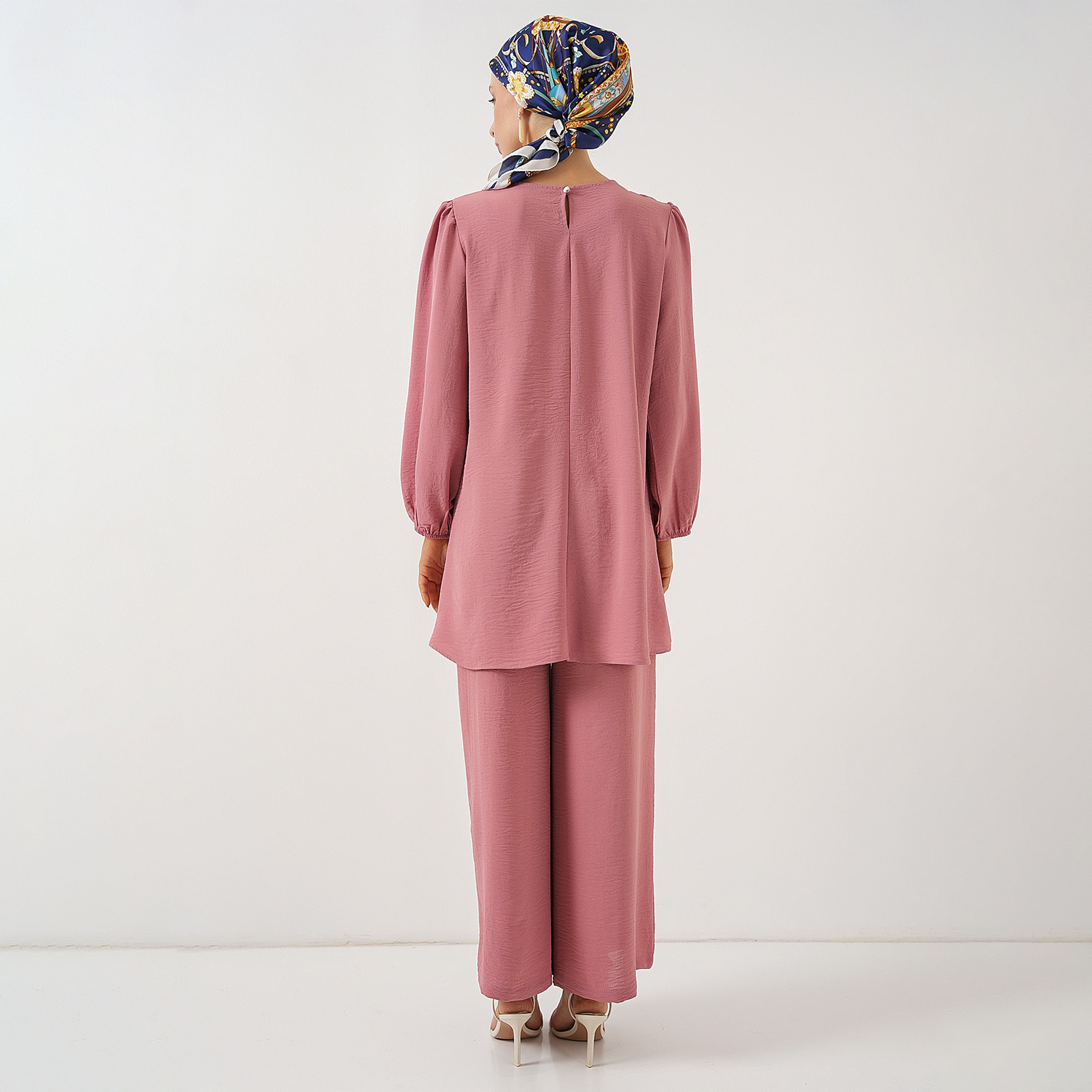 طقم نسائي بقميص تونيك بأكمام بالون منسوجة وبنطلون مع حجاب من بيجدارت-women-clothing-coordsets-image-30