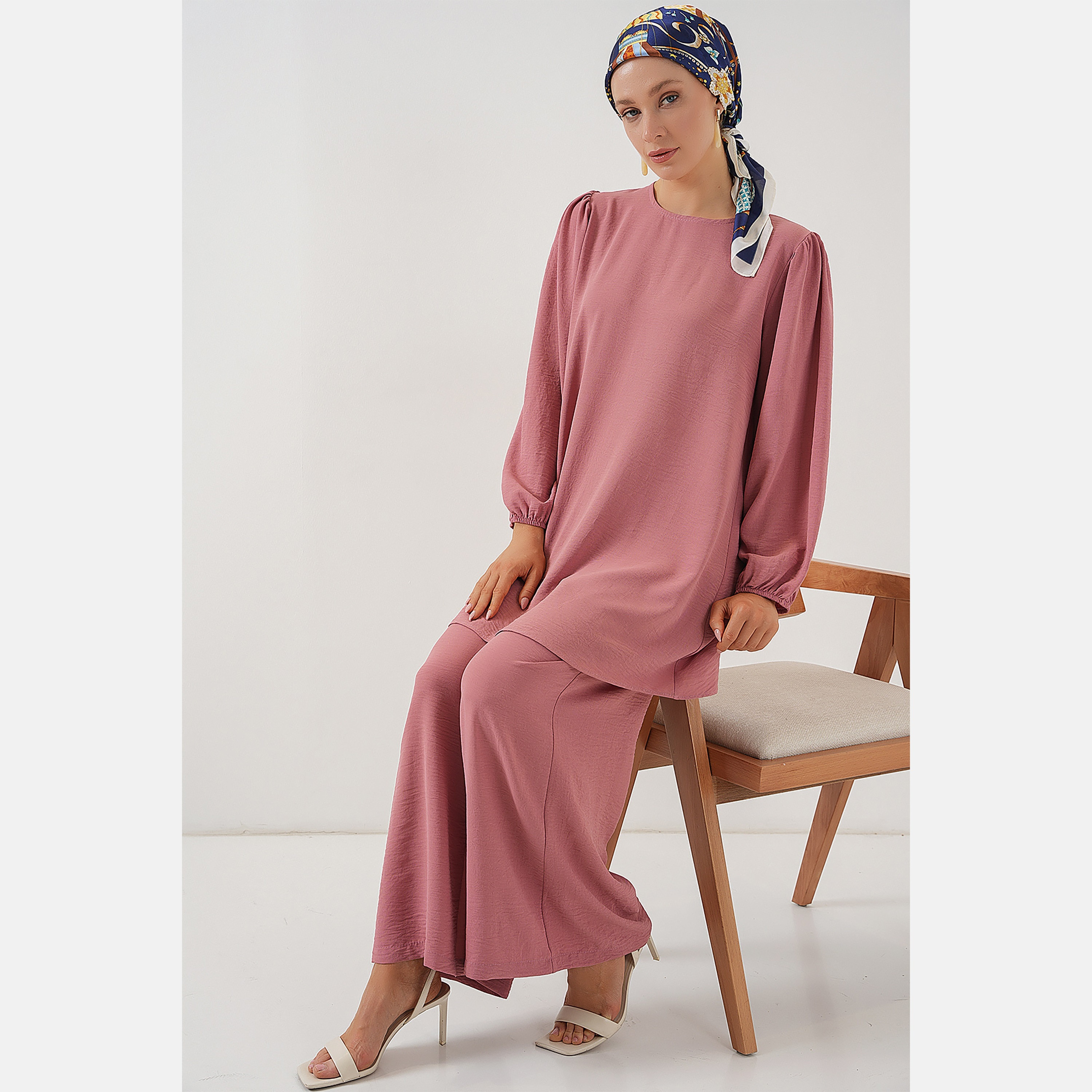 طقم نسائي بقميص تونيك بأكمام بالون منسوجة وبنطلون مع حجاب من بيجدارت-women-clothing-coordsets-image-31