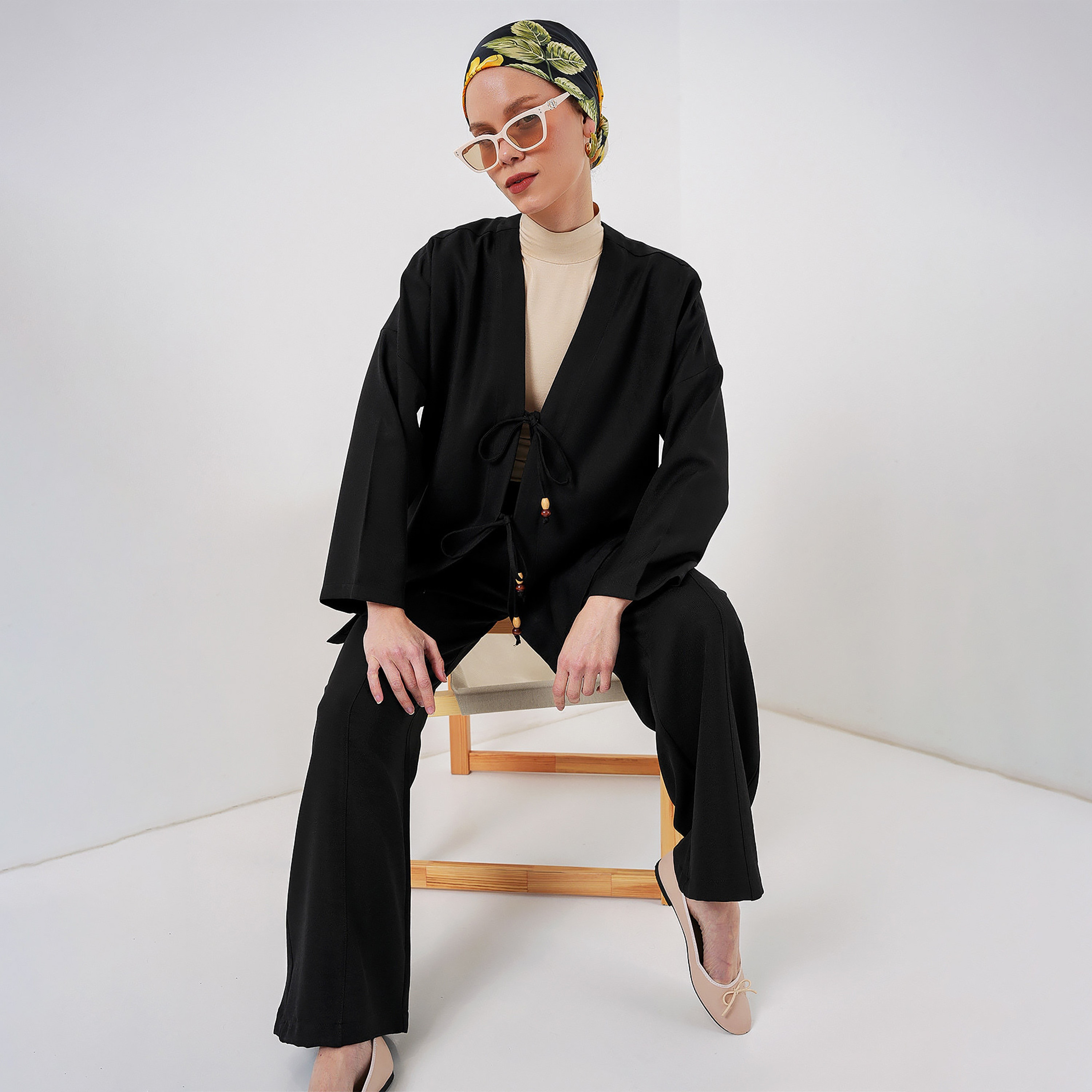 طقم توب وبنطلون نسائي كتان بأكمام "دروب شولدر" وأرجل "ستريت ليج" - أسود من بيغ دارت-women-clothing-coordsets-image-2