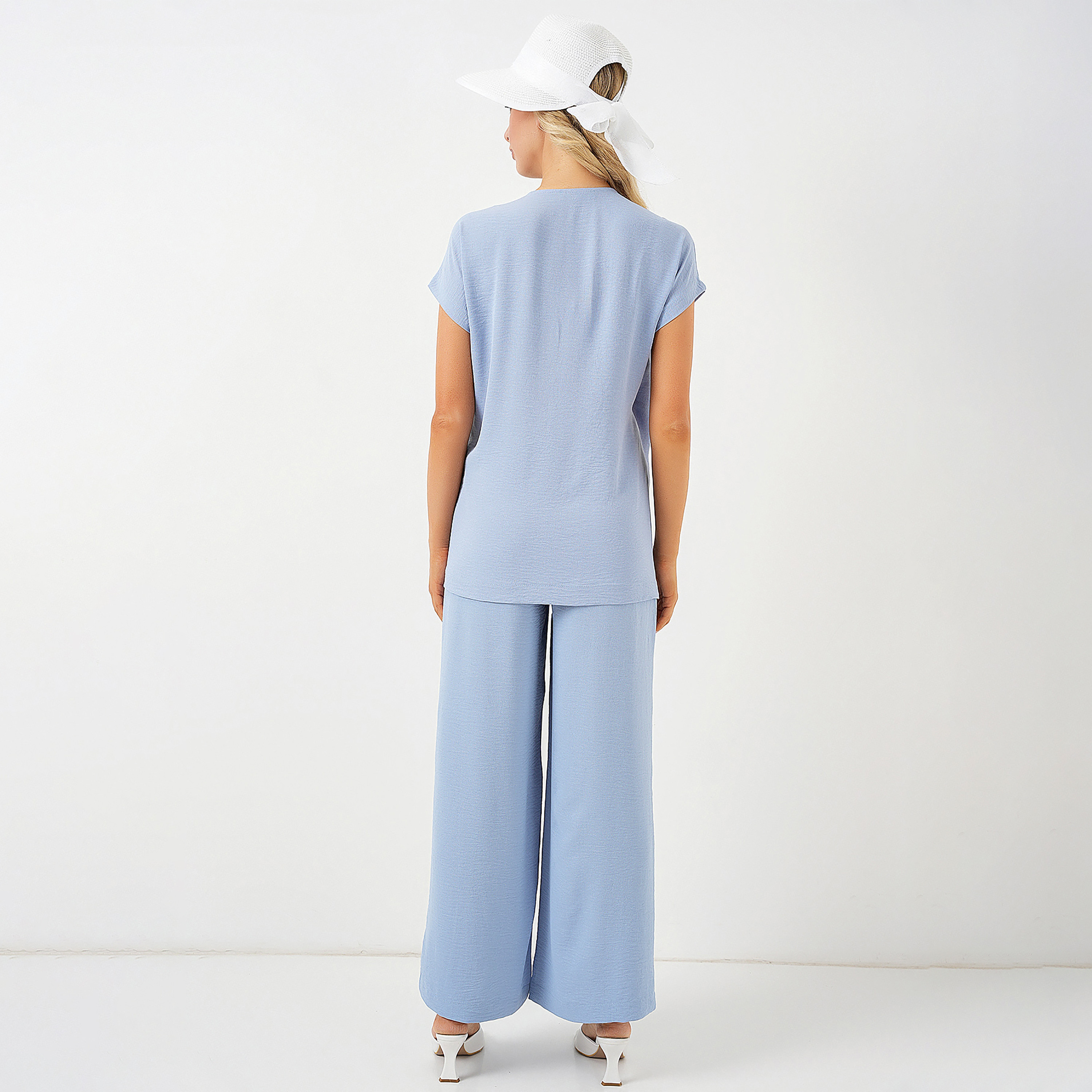 طقم نسائي بلوزة وبنطال بفتحة صدر متداخلة من بيجدارت-women-clothing-coordsets-image-3