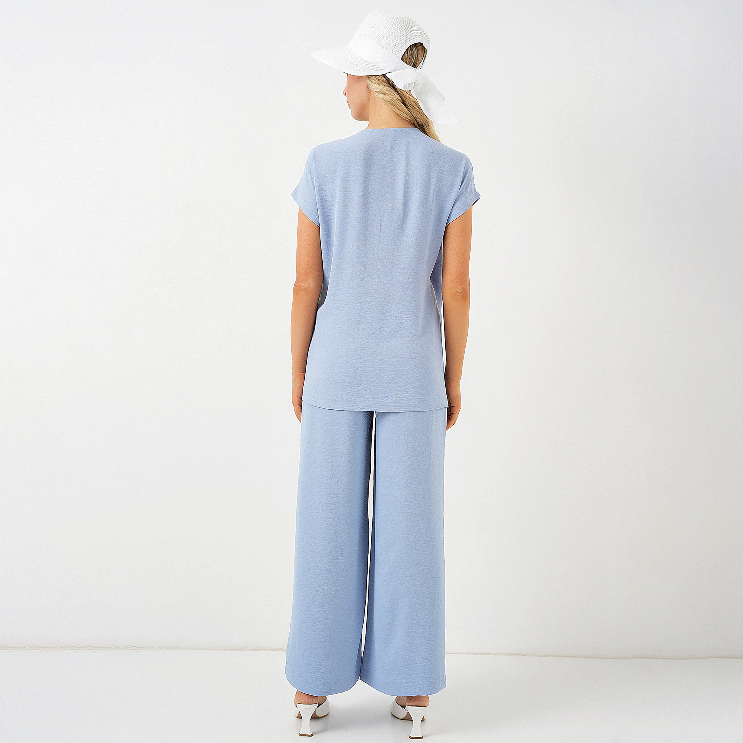 طقم نسائي بلوزة وبنطال بفتحة صدر متداخلة من بيجدارت-women-clothing-coordsets-image-3