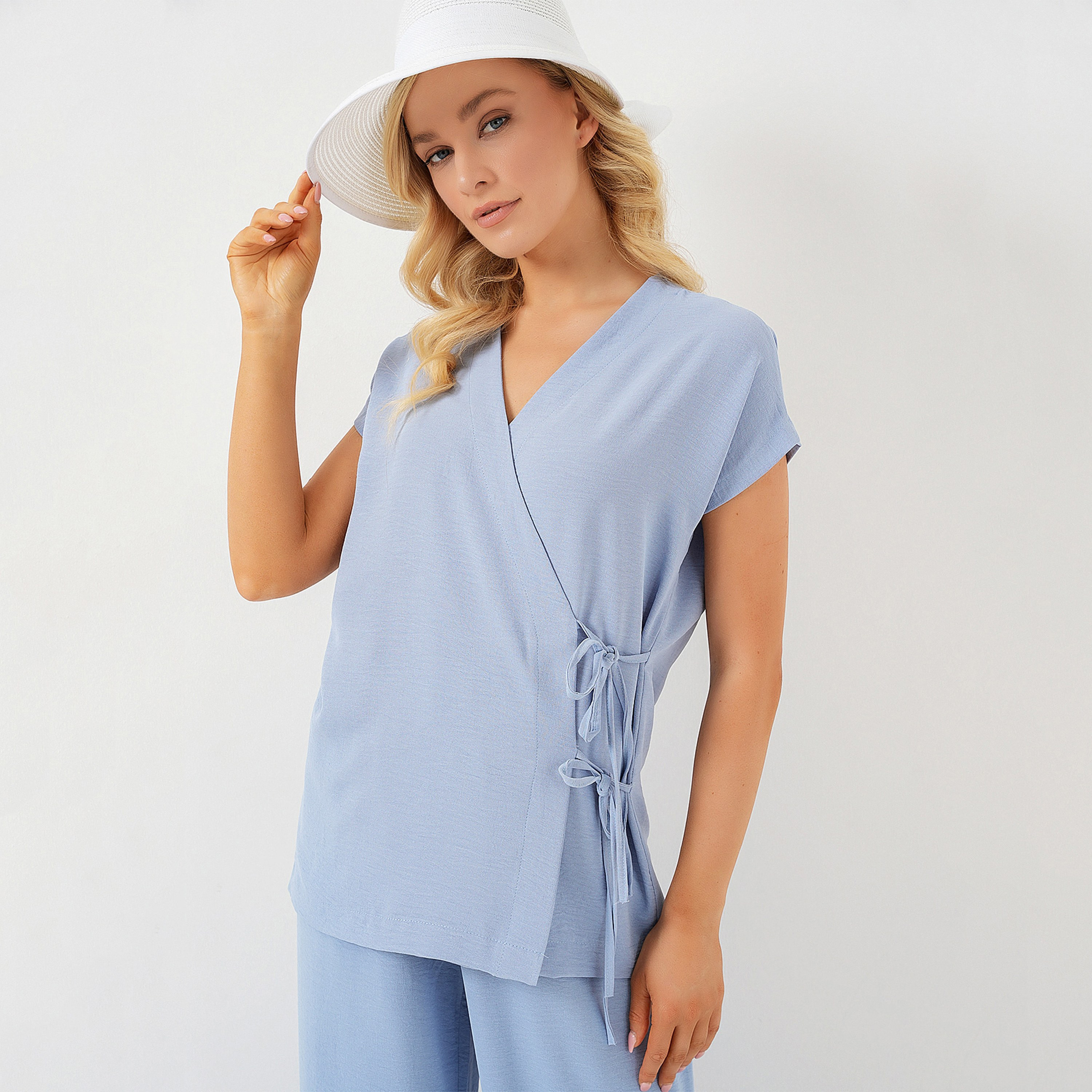 طقم نسائي بلوزة وبنطال بفتحة صدر متداخلة من بيجدارت-women-clothing-coordsets-image-4