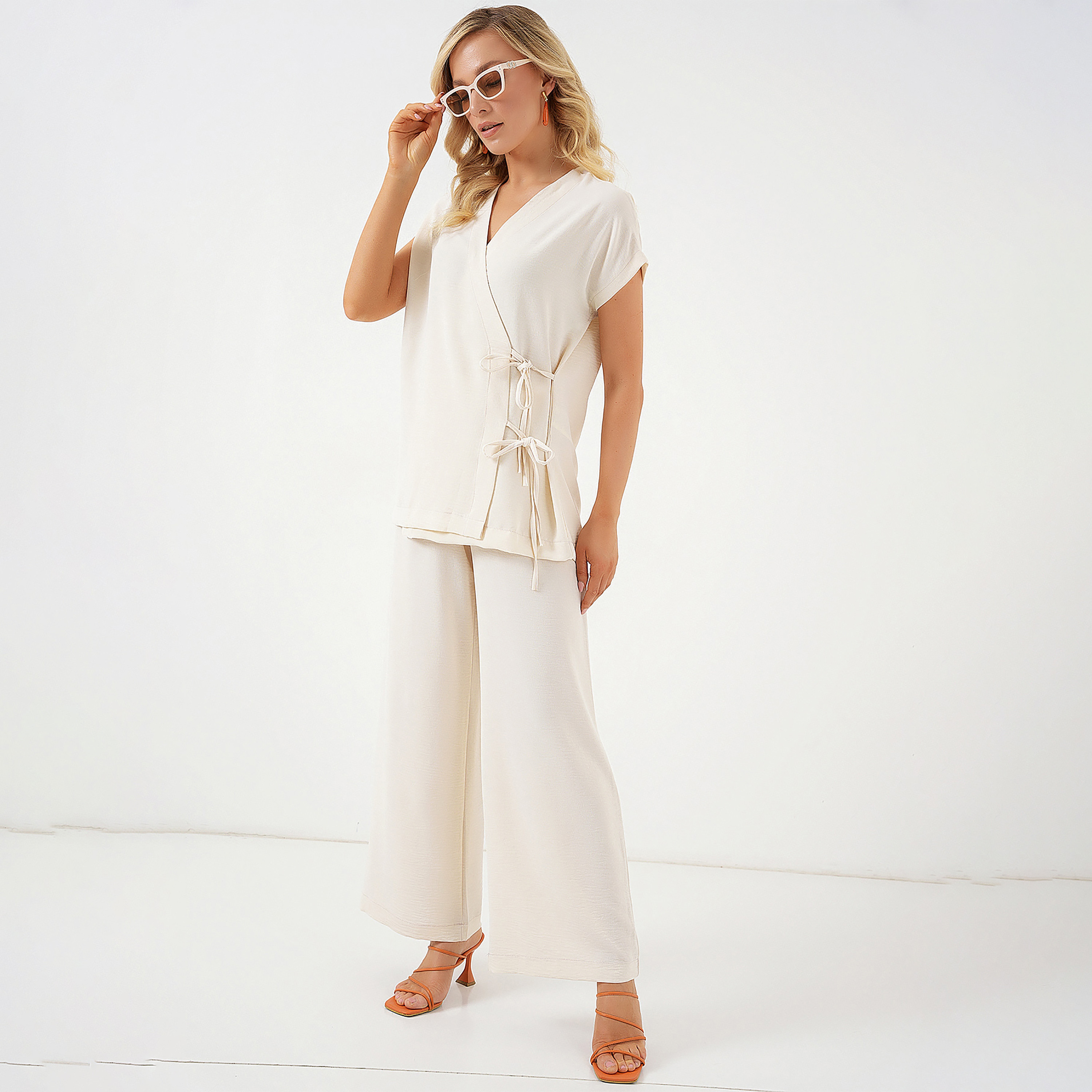 طقم نسائي بلوزة وبنطال بفتحة صدر متداخلة من بيجدارت-women-clothing-coordsets-image-8
