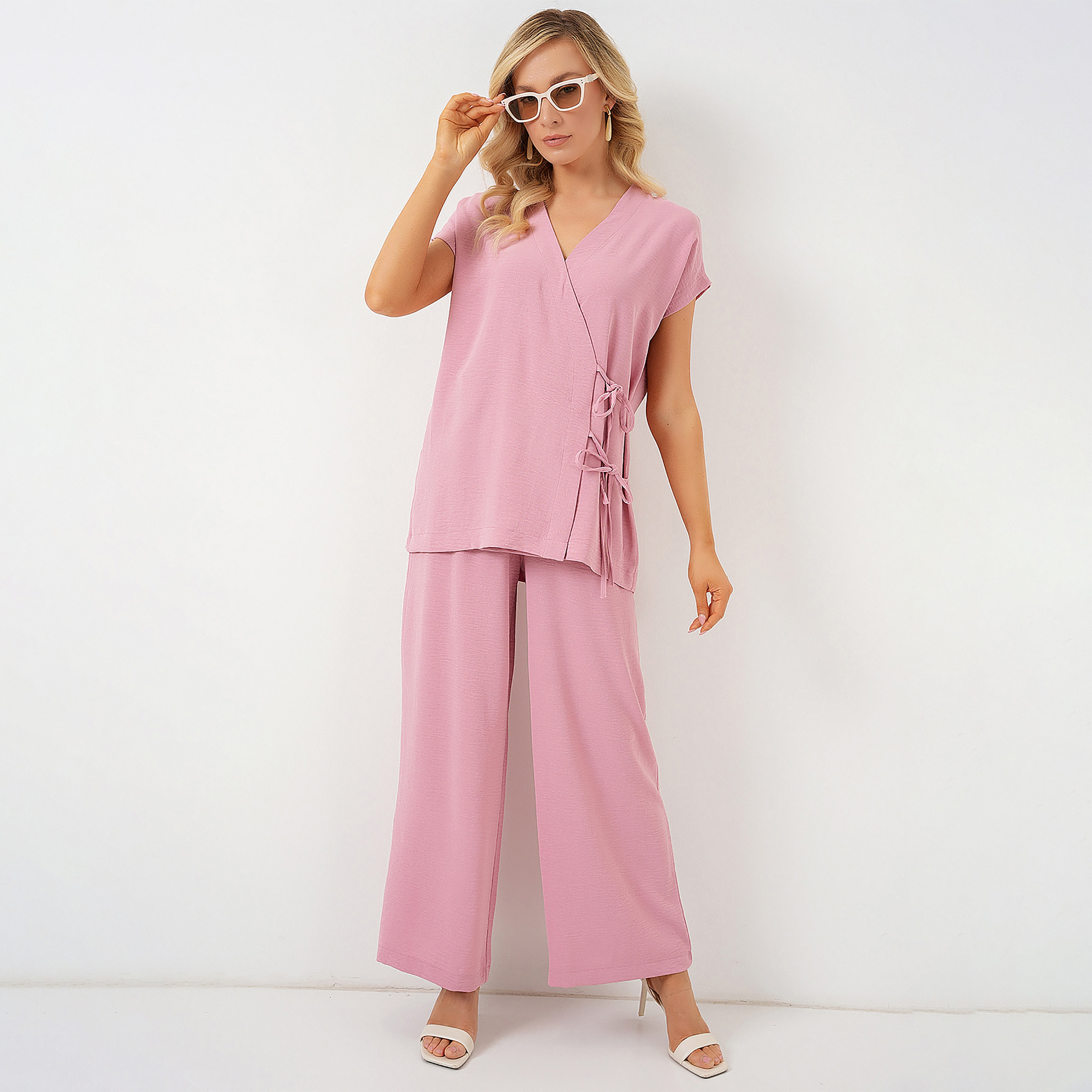 طقم نسائي بلوزة وبنطال بفتحة صدر متداخلة من بيجدارت-women-clothing-coordsets-image-10