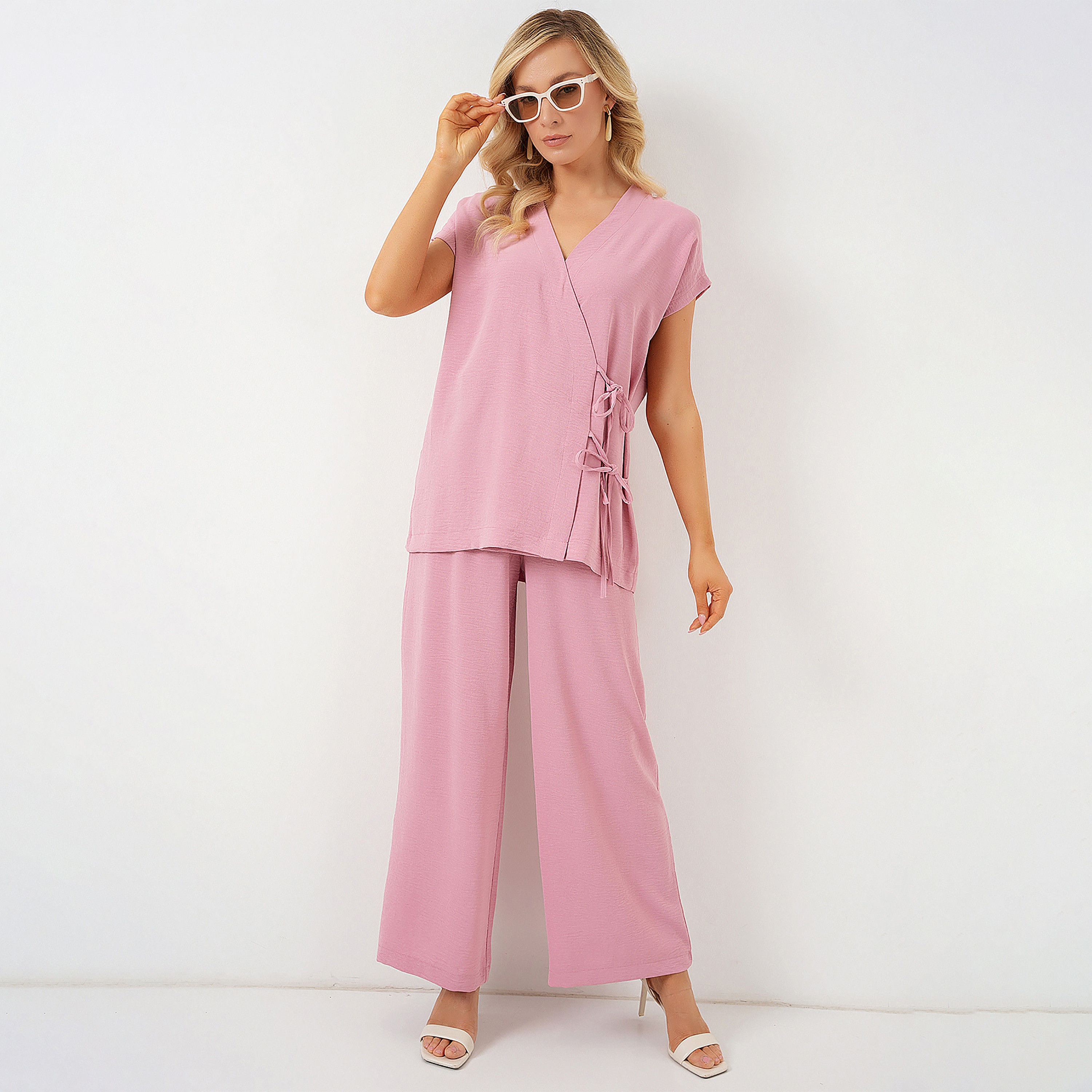 طقم نسائي بلوزة وبنطال بفتحة صدر متداخلة من بيجدارت-women-clothing-coordsets-image-10