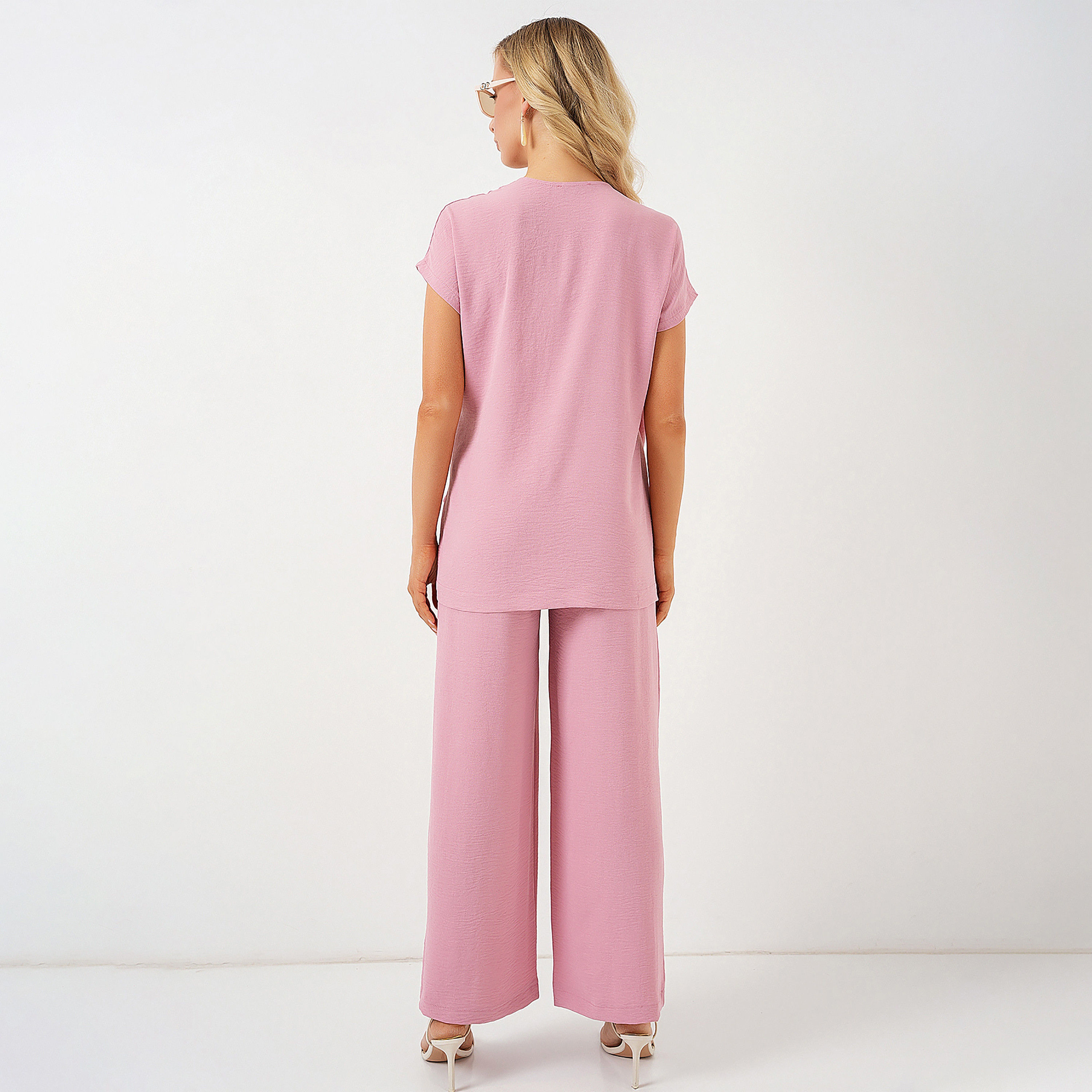 طقم نسائي بلوزة وبنطال بفتحة صدر متداخلة من بيجدارت-women-clothing-coordsets-image-12