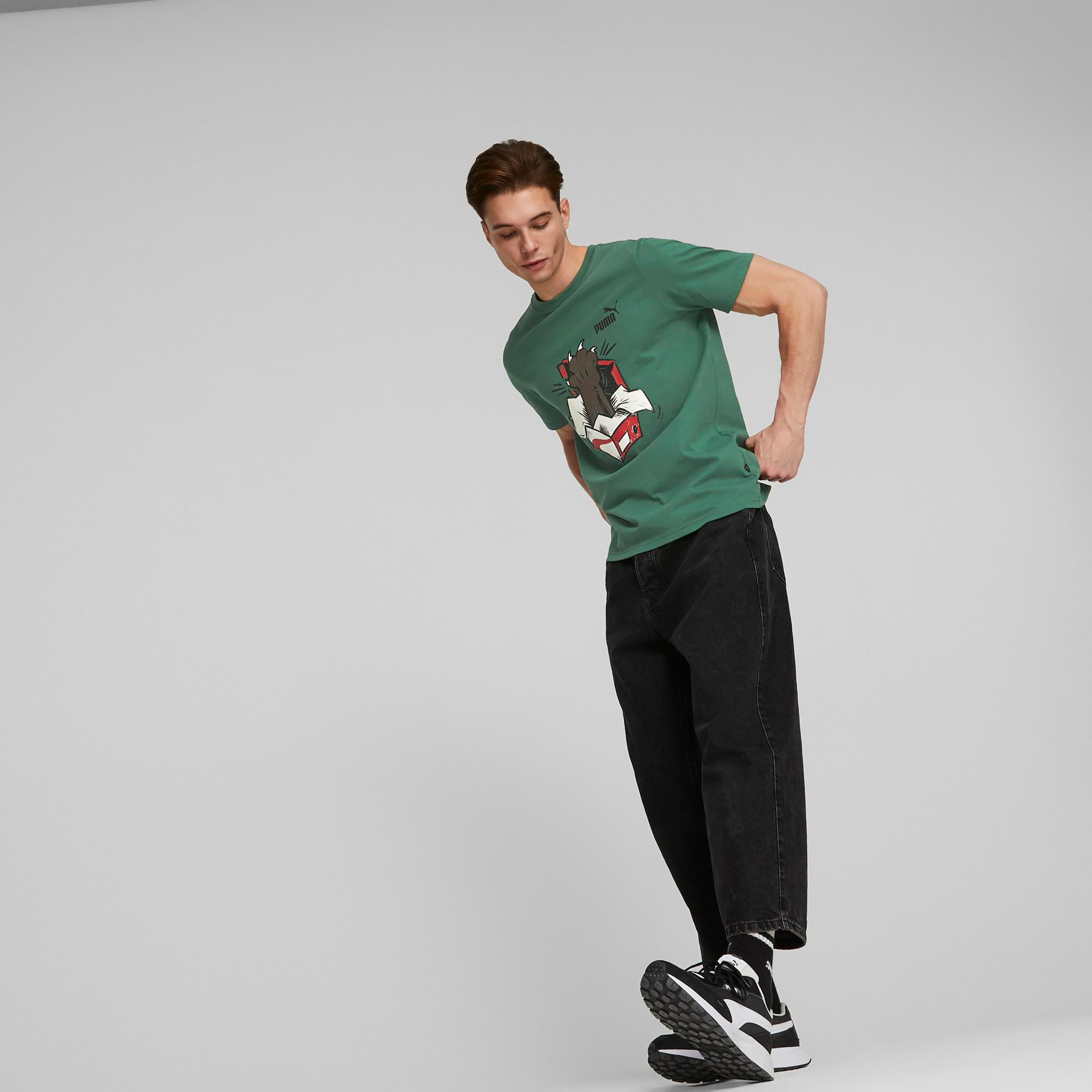 تي شيرت من بوما جرافيكس سنيكر للرجال 67447801-men-clothing-sportswearandactivewear-tshirtsandpolos-image-8
