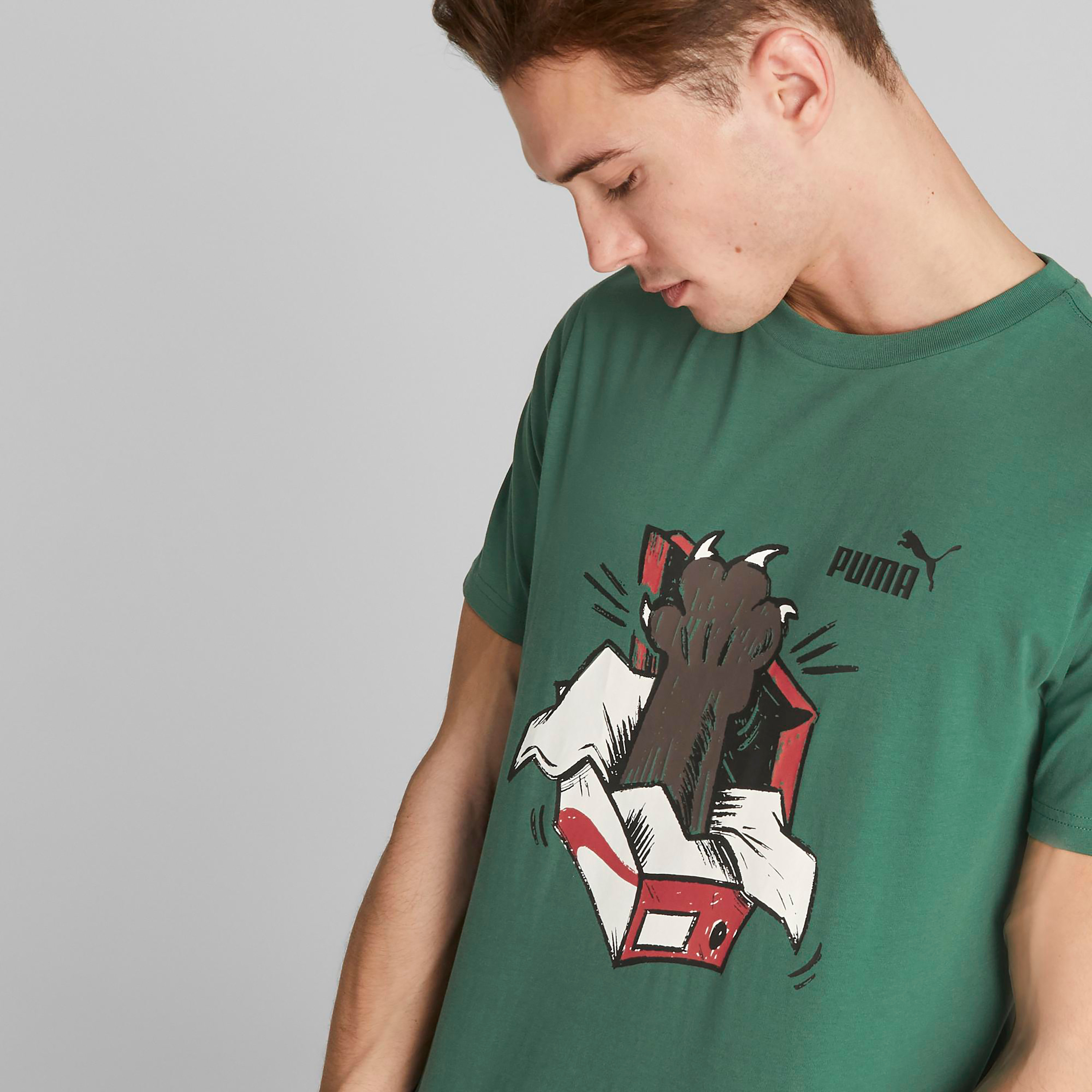 تي شيرت من بوما جرافيكس سنيكر للرجال 67447801-men-clothing-sportswearandactivewear-tshirtsandpolos-image-9
