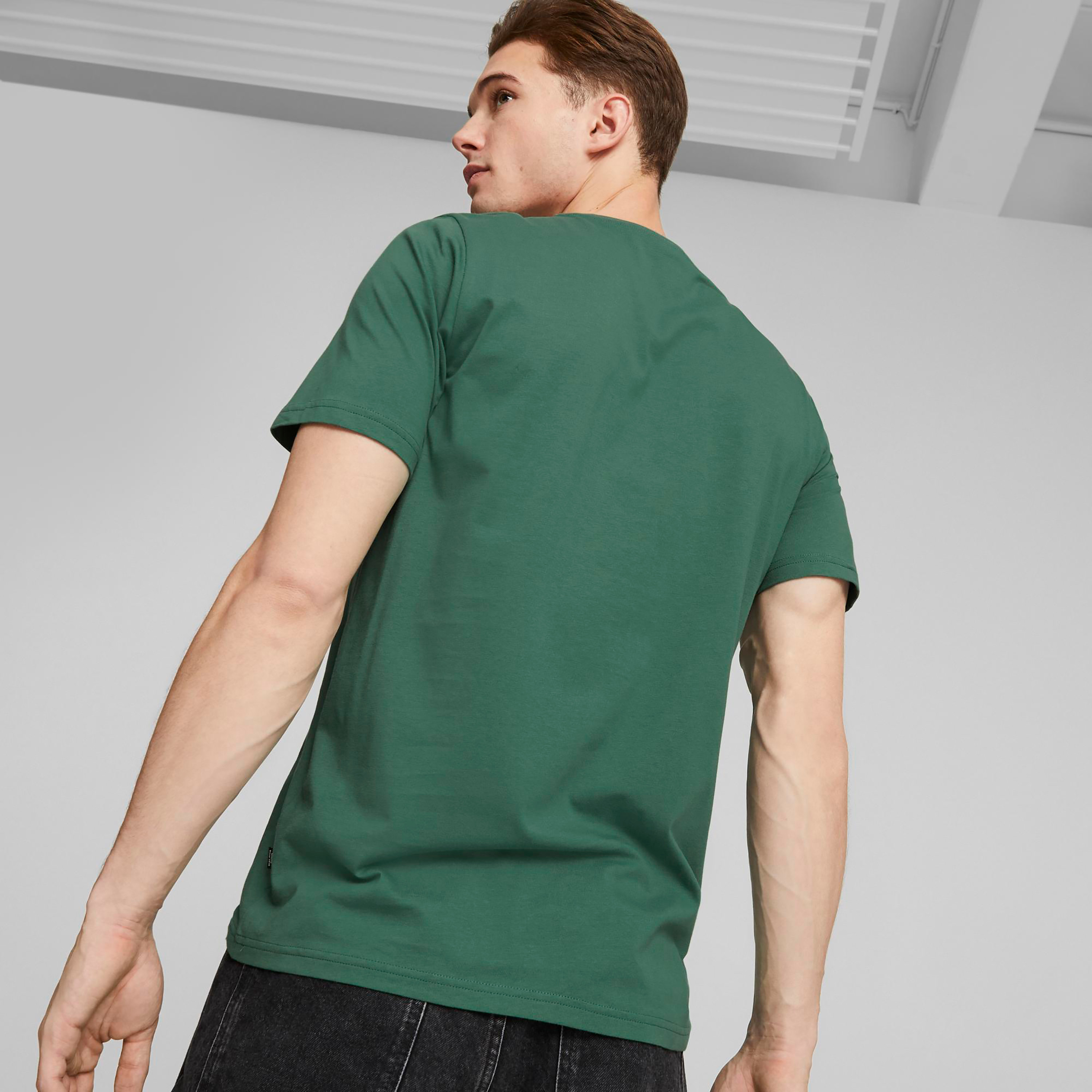 تي شيرت من بوما جرافيكس سنيكر للرجال 67447801-men-clothing-sportswearandactivewear-tshirtsandpolos-image-10