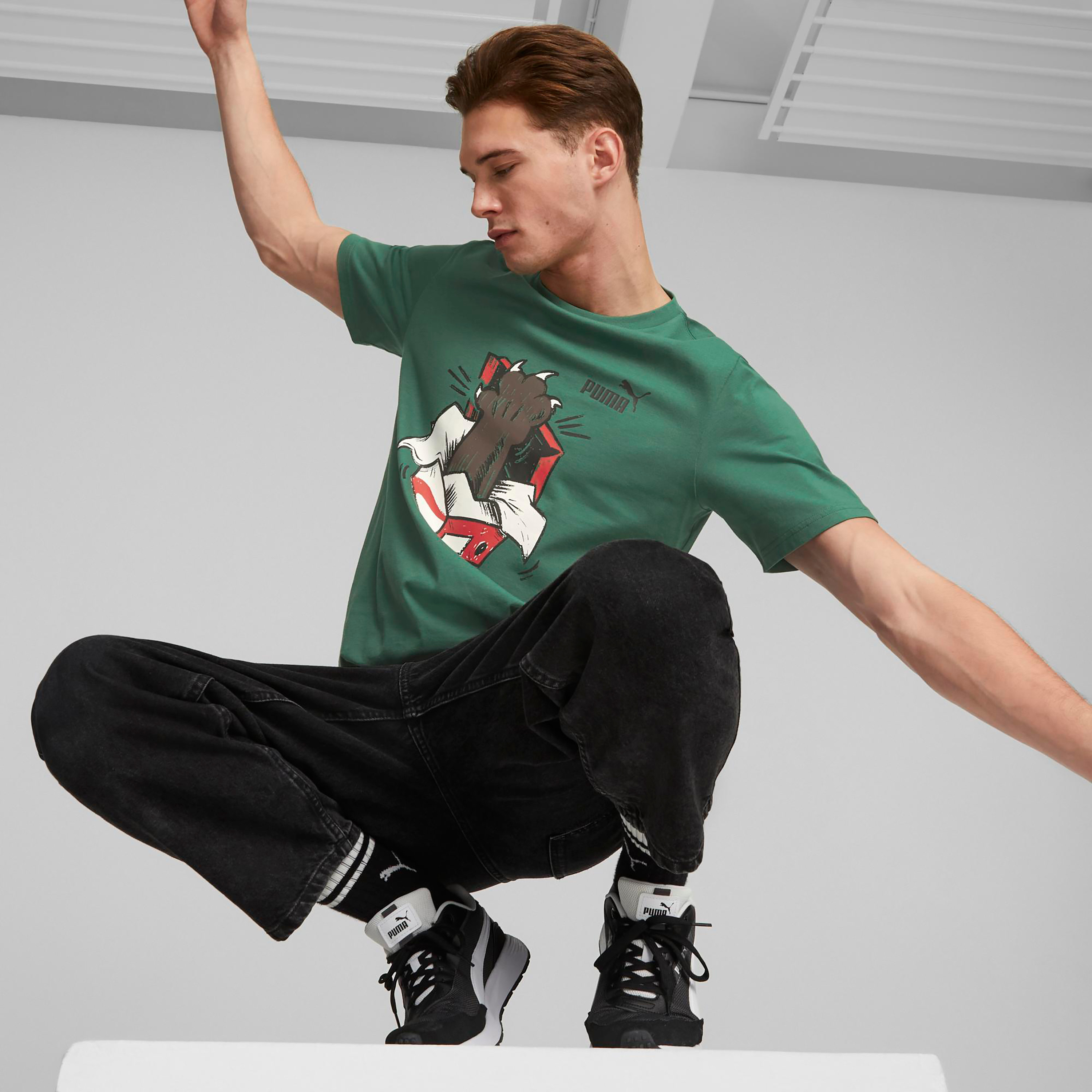 تي شيرت من بوما جرافيكس سنيكر للرجال 67447801-men-clothing-sportswearandactivewear-tshirtsandpolos-image-12