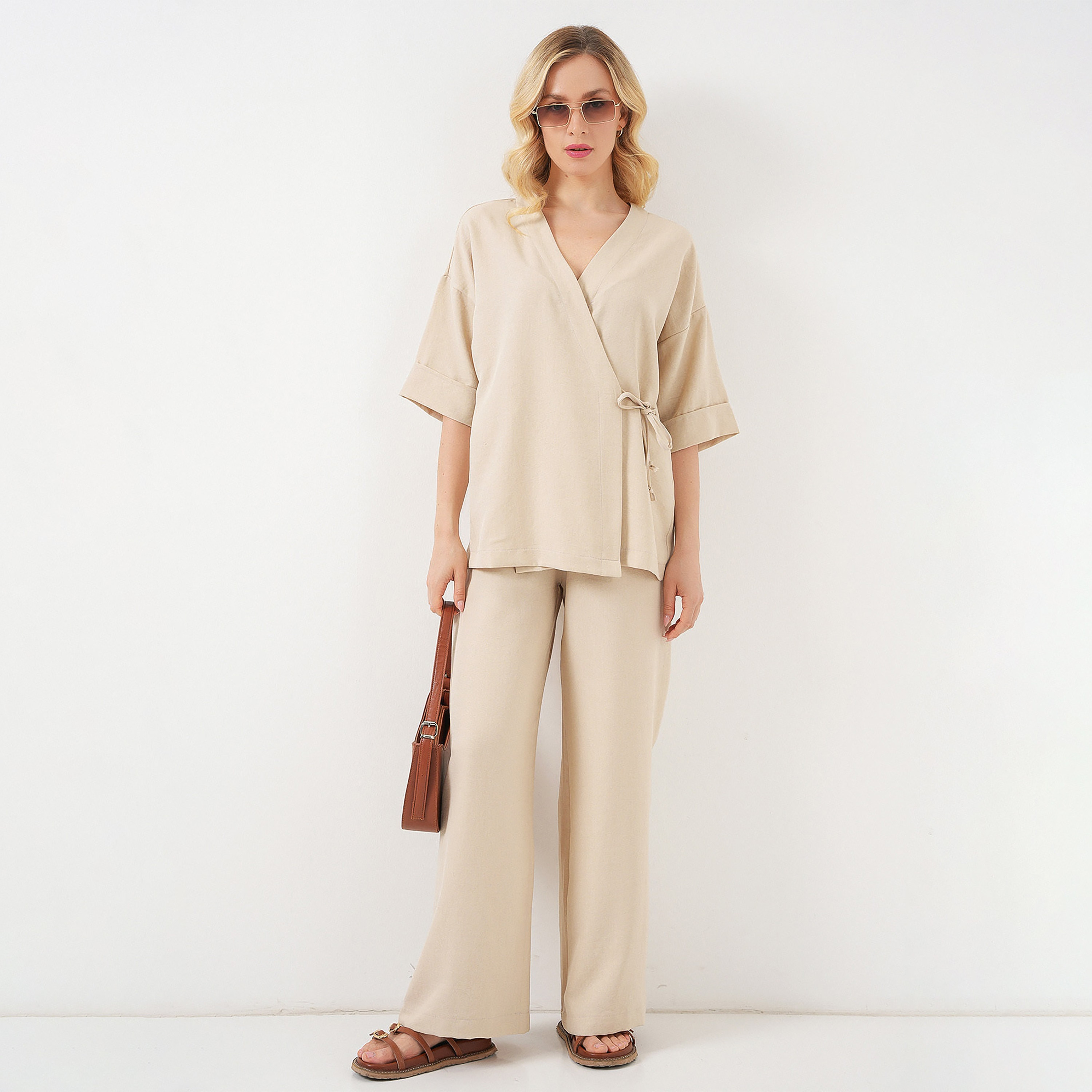 طقم توب وبنطلون نسائي بأكمام "دروب شولدر" وأرجل "ستريت ليج" - بيج من بيغ دارت-women-clothing-coordsets-image-1