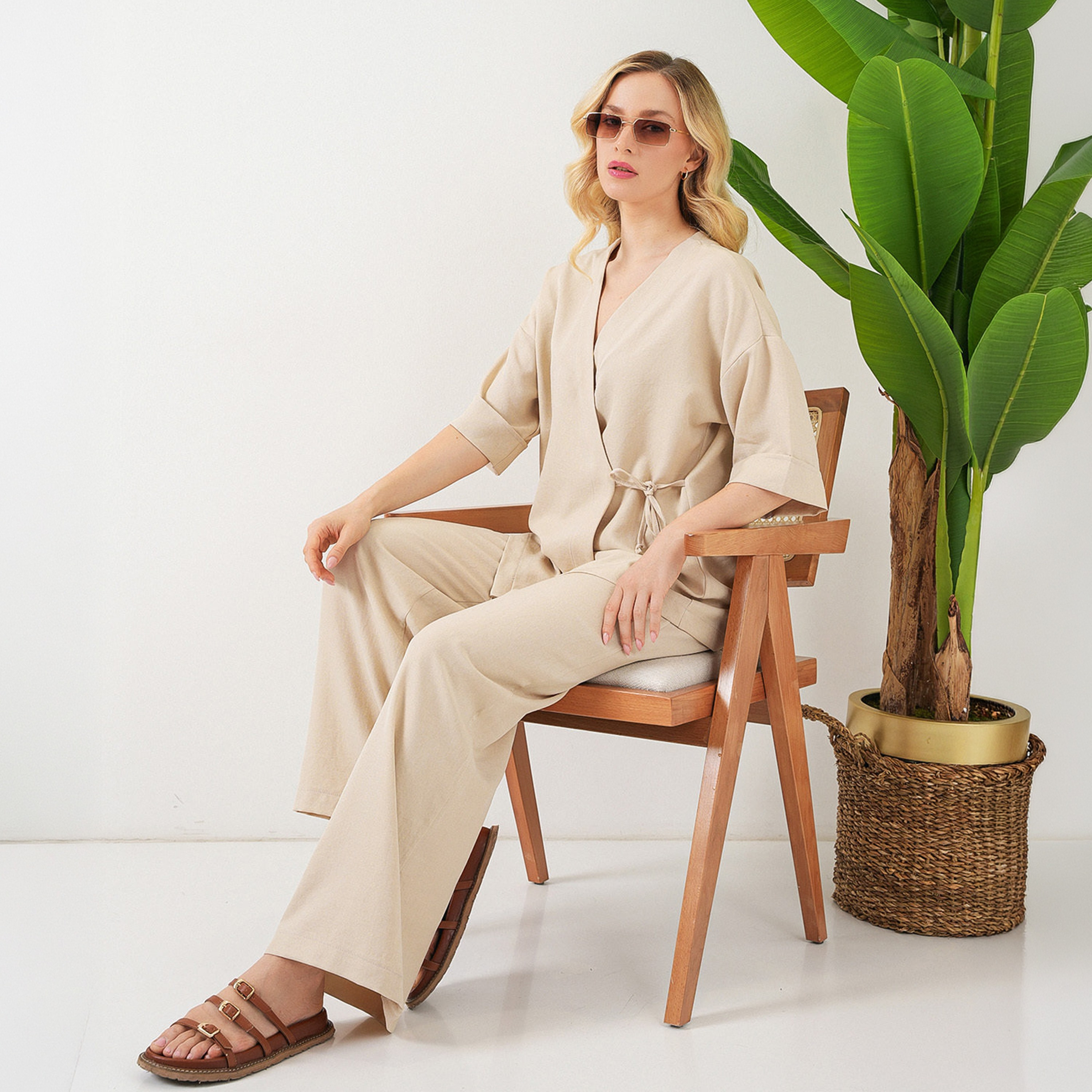 طقم توب وبنطلون نسائي بأكمام "دروب شولدر" وأرجل "ستريت ليج" - بيج من بيغ دارت-women-clothing-coordsets-image-2