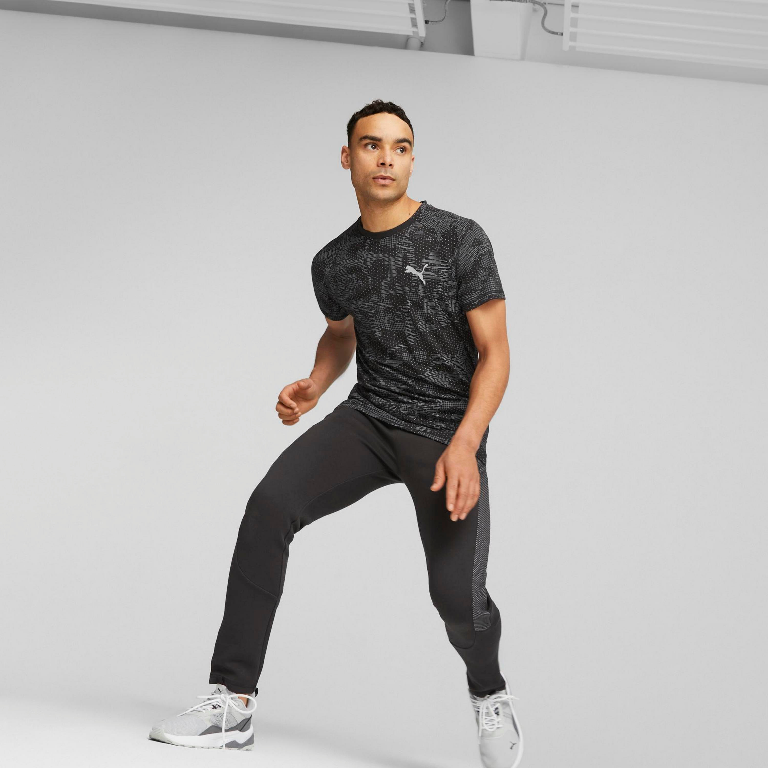 تي شيرت من بوما إفسترايف أوف للرجال | 676273-men-clothing-sportswearandactivewear-tshirtsandpolos-image-2