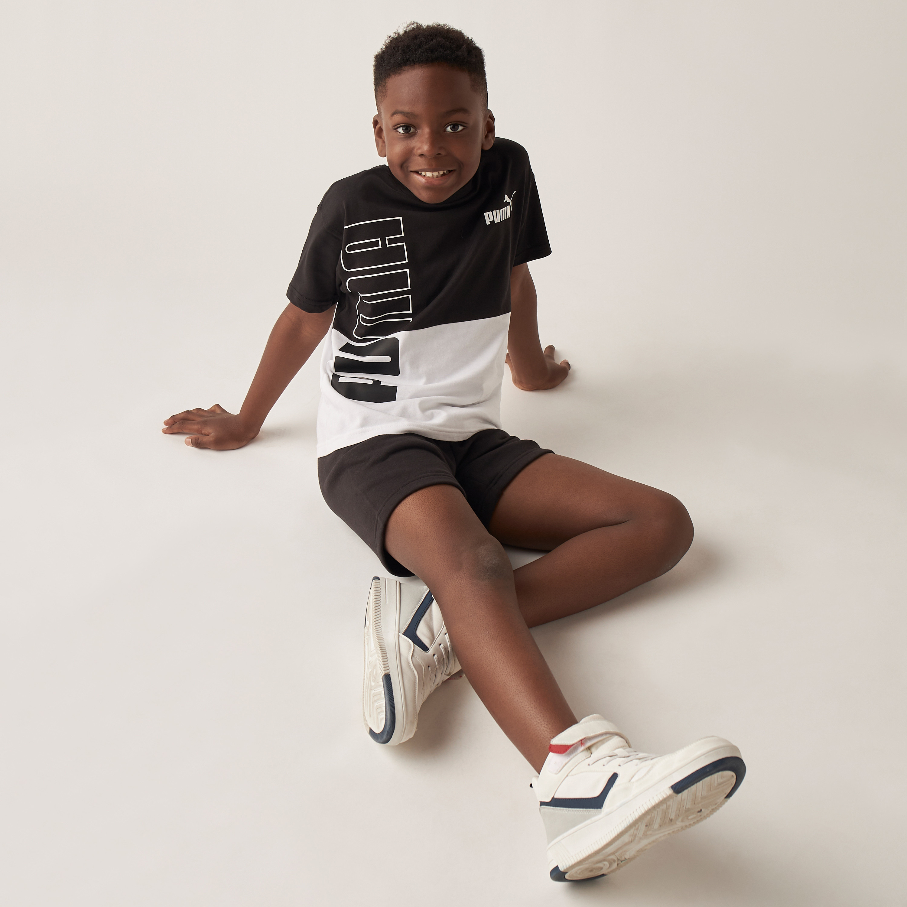 تيشيرت بقوالب ملونة وياقة ضيقة وأكمام قصيرة وطبعات شعار من بوما-sports-boys-clothing-tops-image-2