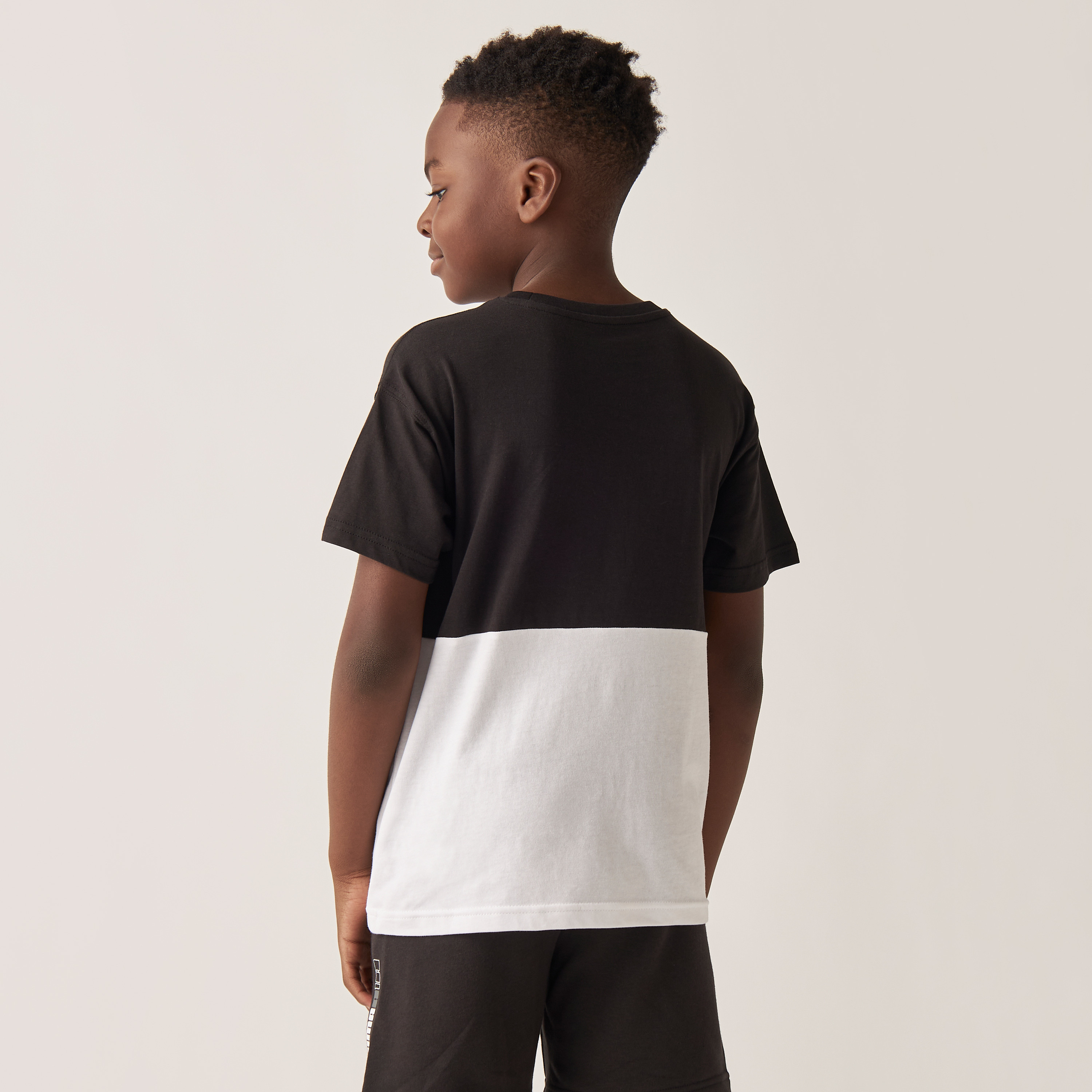 تيشيرت بقوالب ملونة وياقة ضيقة وأكمام قصيرة وطبعات شعار من بوما-sports-boys-clothing-tops-image-3