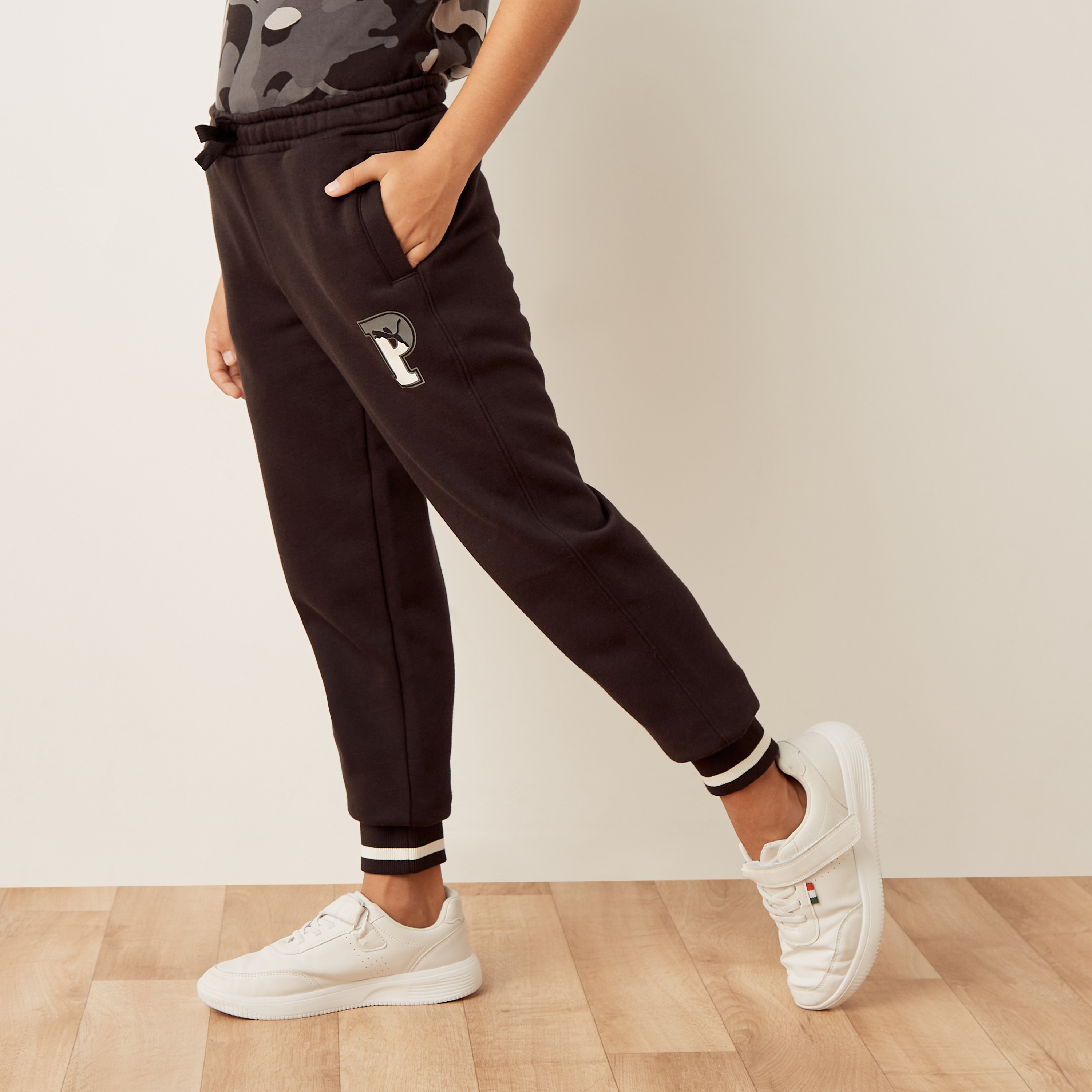 Puma logo hotsell joggers in black