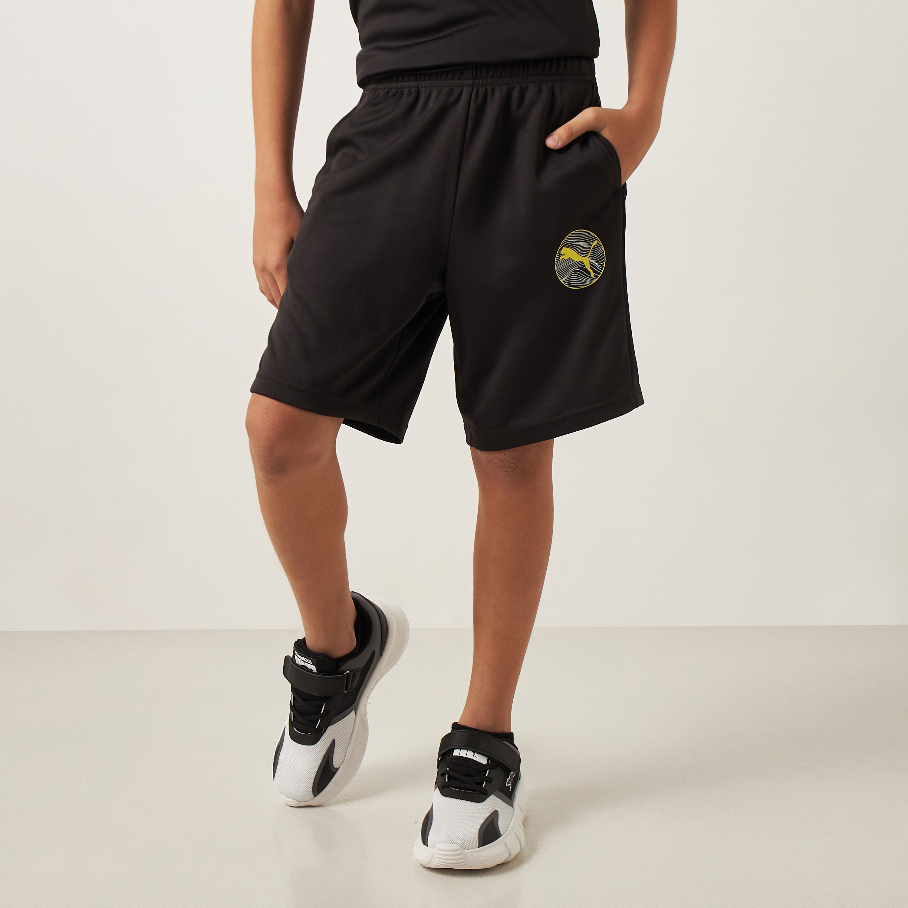 شورت بخصر مطّاطي وجيوب وطبعات شعار وجيوب من بوما-boys-clothing-sportswear-bottoms-image-4