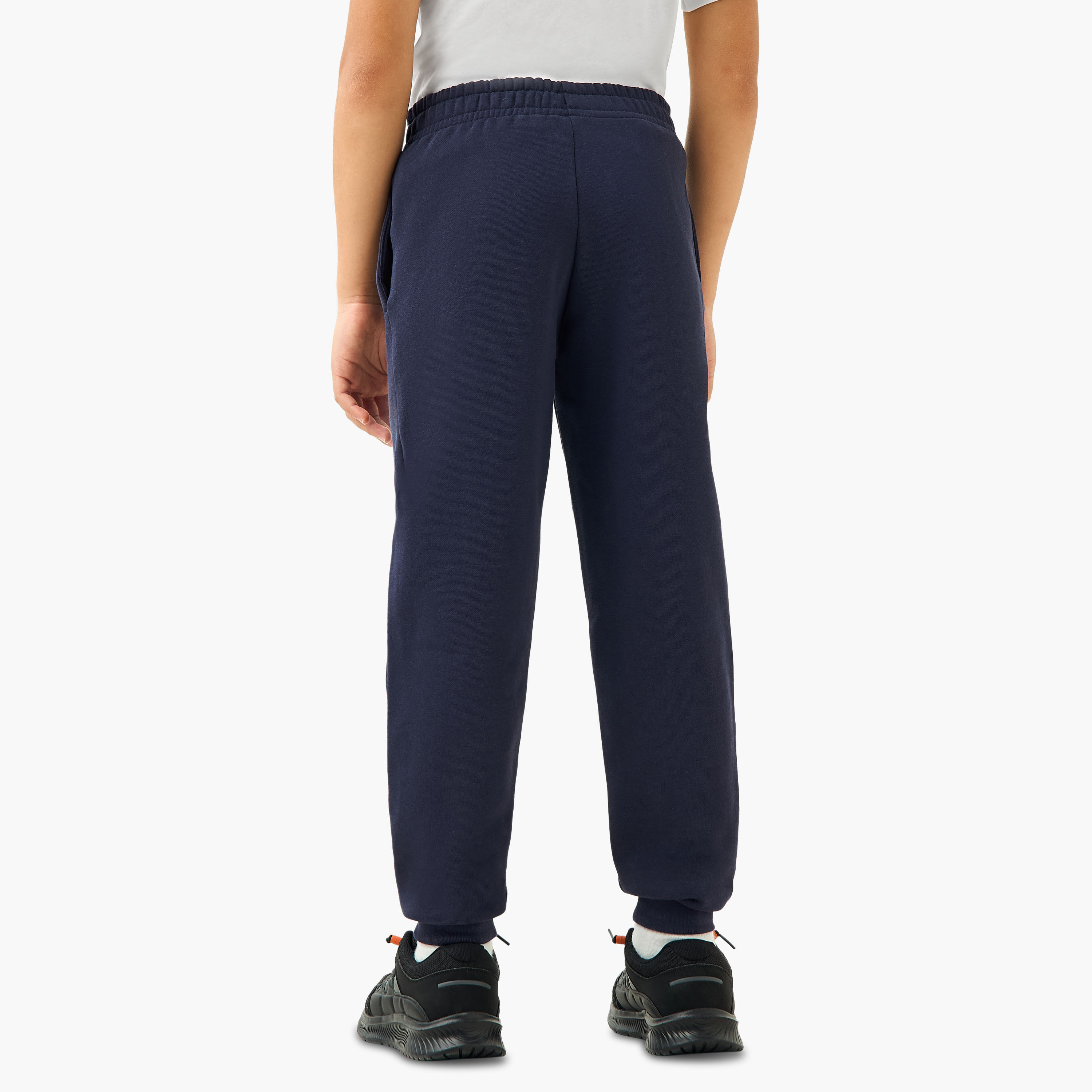 بنطلون رياضي بجيوب وطبعات شعار من بوما-boys-clothing-sportswear-bottoms-image-2