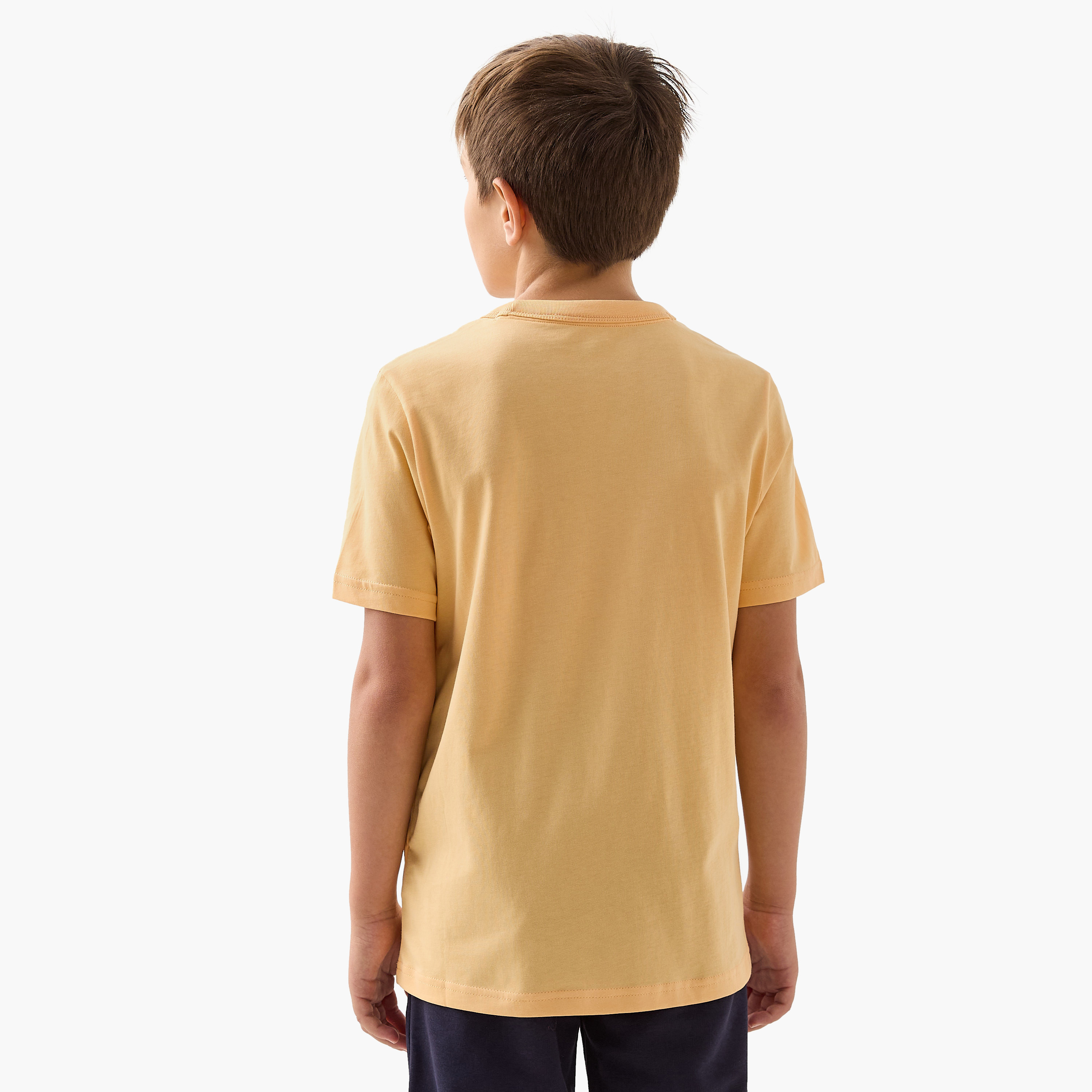 تيشيرت بأكمام قصيرة وطبعات شعار من أديداس-boys-clothing-sportswear-tops-image-3