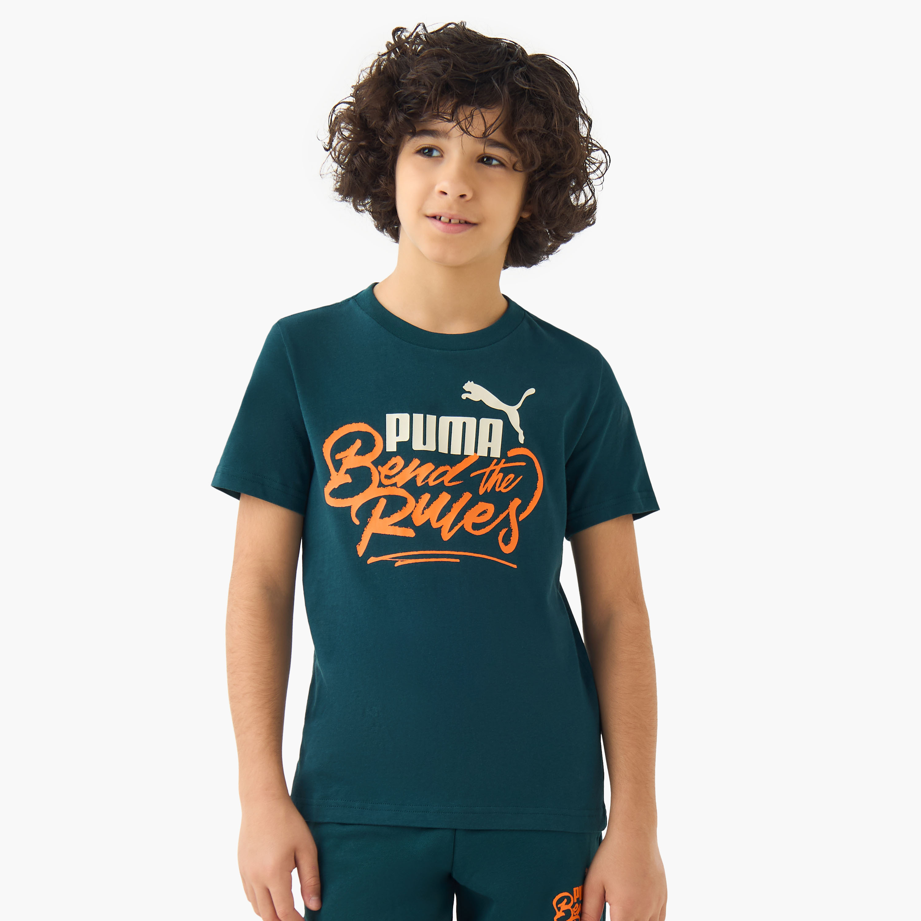 تيشيرت قطن بياقة ضيقة وأكمام قصيرة وطبعات شعار للأولاد من بوما-sports-boys-clothing-tops-image-1