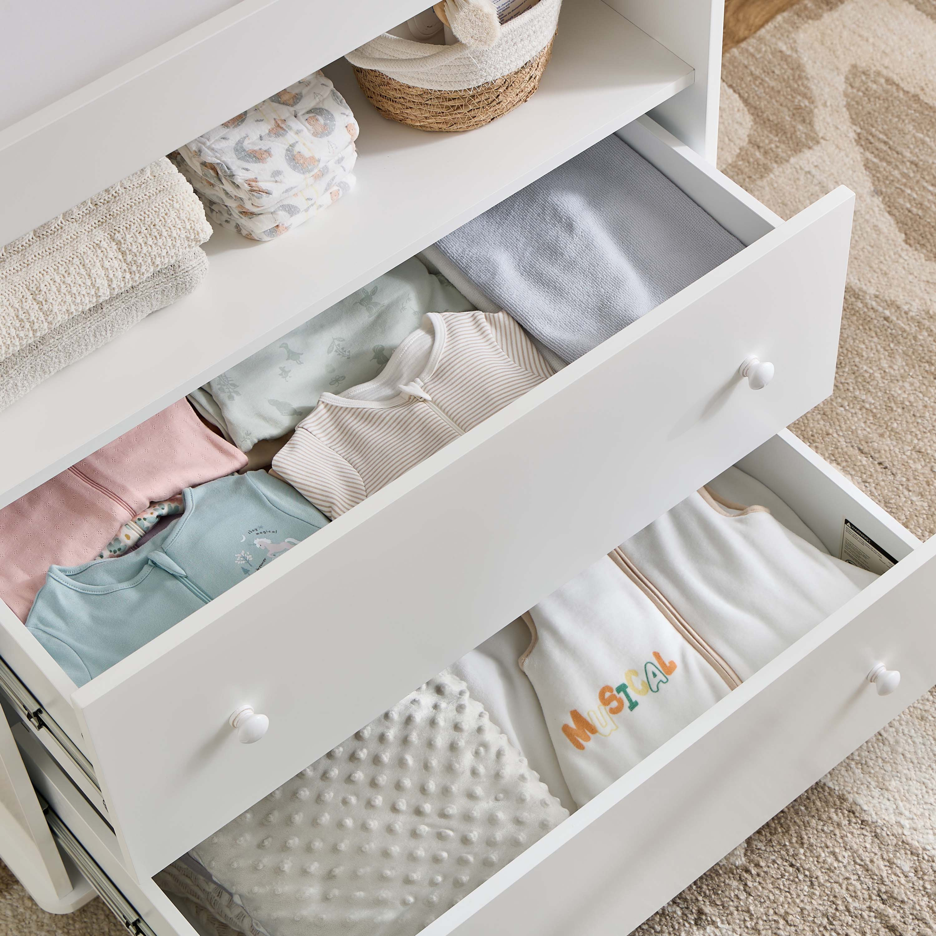 سرير أطفال كارتر مع خزانة أدراج وعلاقات من جونيورز - مجموعة أثاث للأطفال-baby-nursery-furniture-cribsandbeds-babycribs-image-10